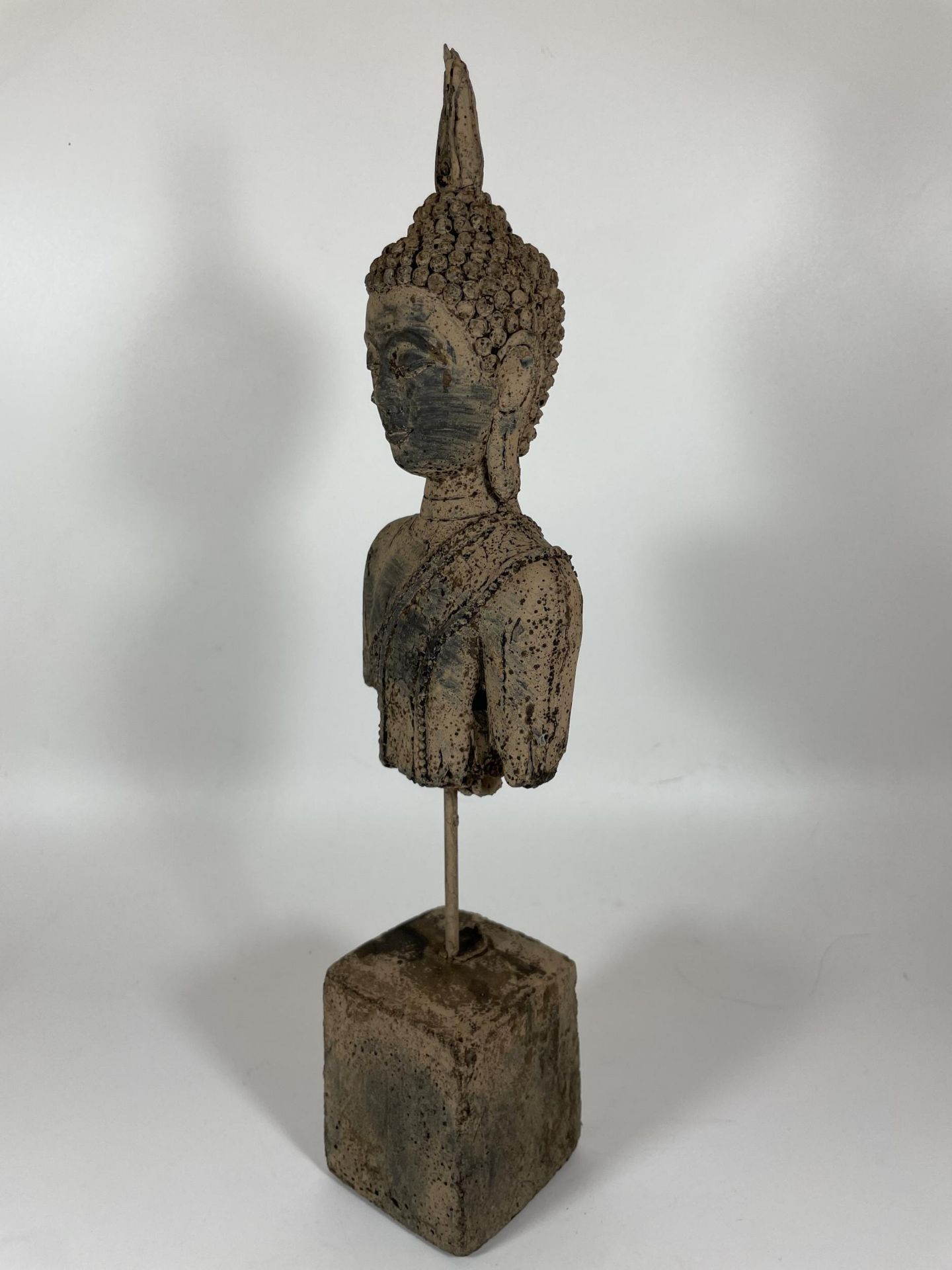 A DECORATIVE STONE BUDDHA ON PLINTH, HEIGHT 39CM - Image 2 of 4