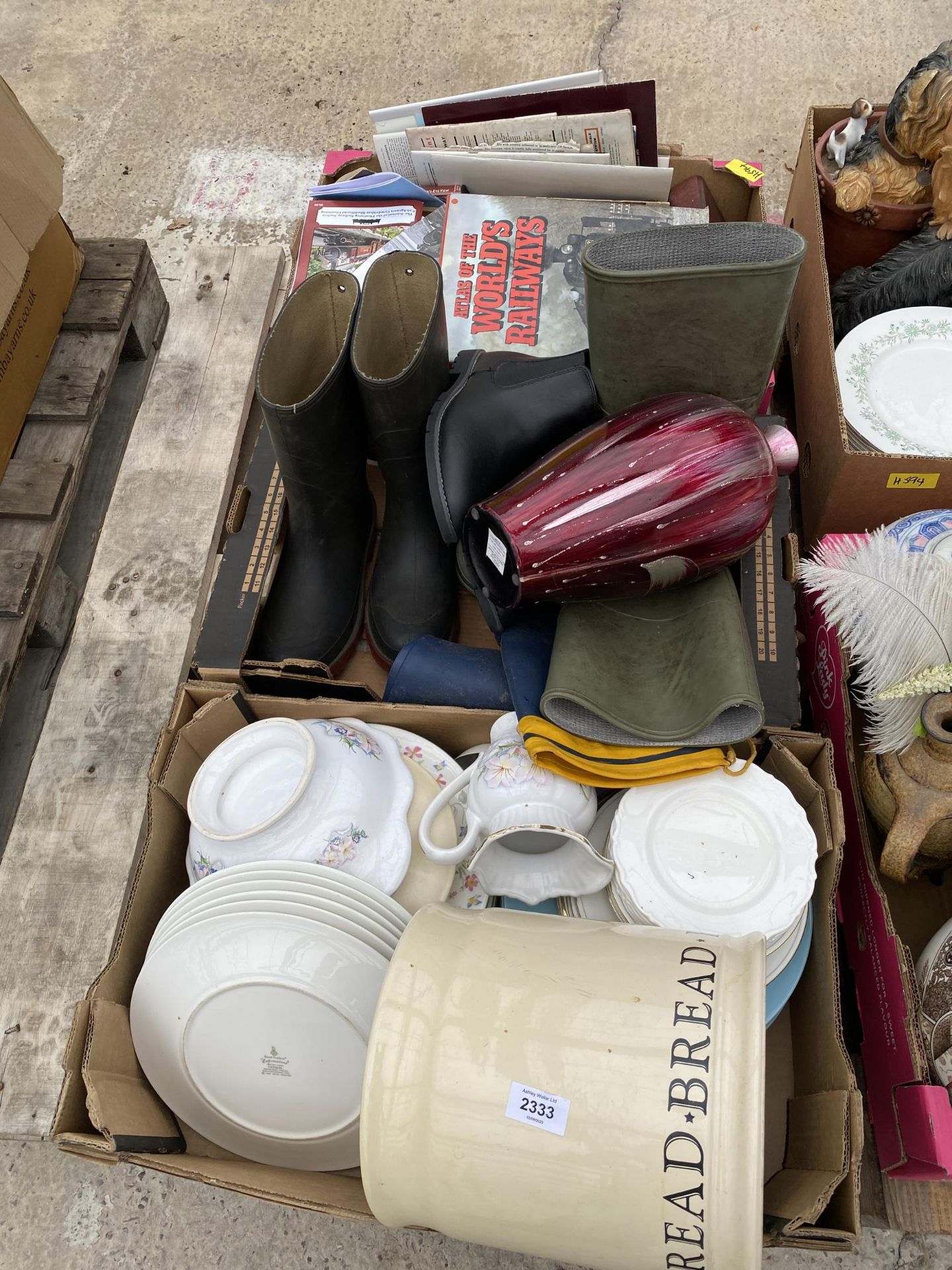 AN ASSORTMENT OF HOUSEHOLD CLEARANCE ITEMS TO INCLUDE CERAMICS AND MAGAZINES ETC
