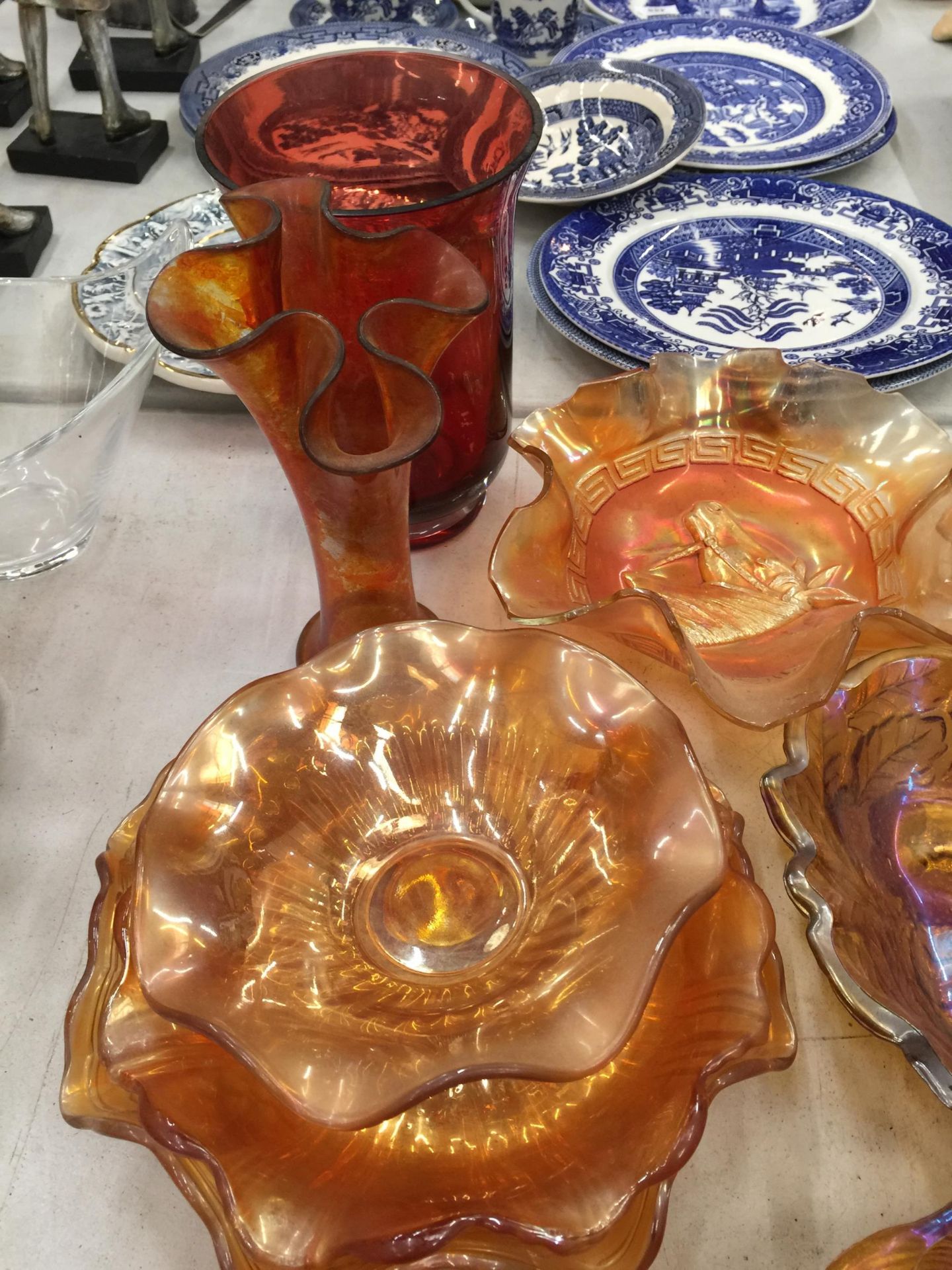 A LARGE QUANTITY OF AMBER AND CARNIVAL GLASS TO INCLUDE VASES, BOWLS, ETC - Image 3 of 4