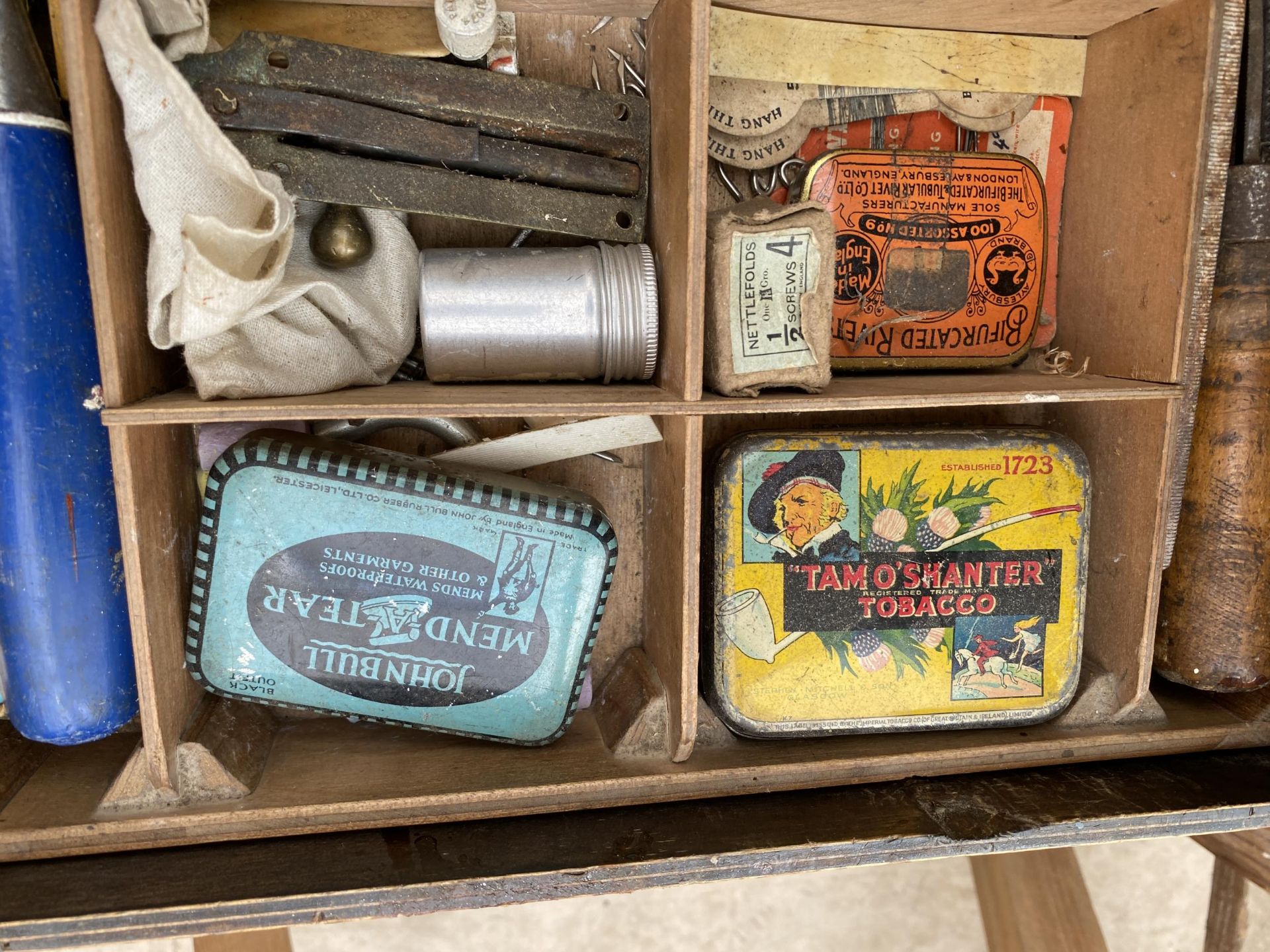 A VINTAGE WOODEN AND METAL TOOL CHEST WITH LIFT OUT TRAY AND AN ASSORTMENT OF TOOLS TO INCLUDE BRACE - Bild 3 aus 6