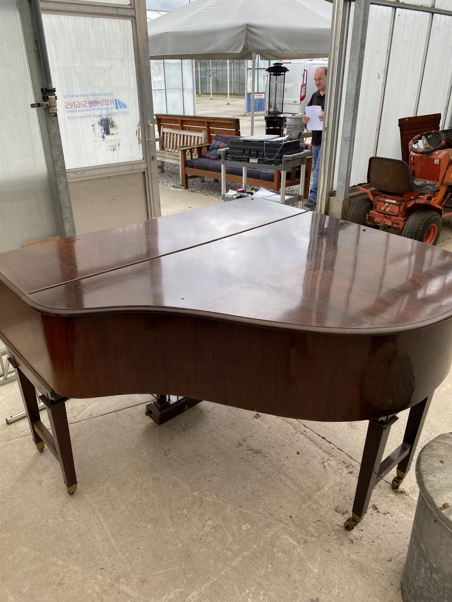 A JOHN BROADWOOD & SONS BOUDOIR GRAND PIANO (NO.52856) ON SIX TAPERING LEGS, WITH BRASS FITTINGS AND - Bild 6 aus 6