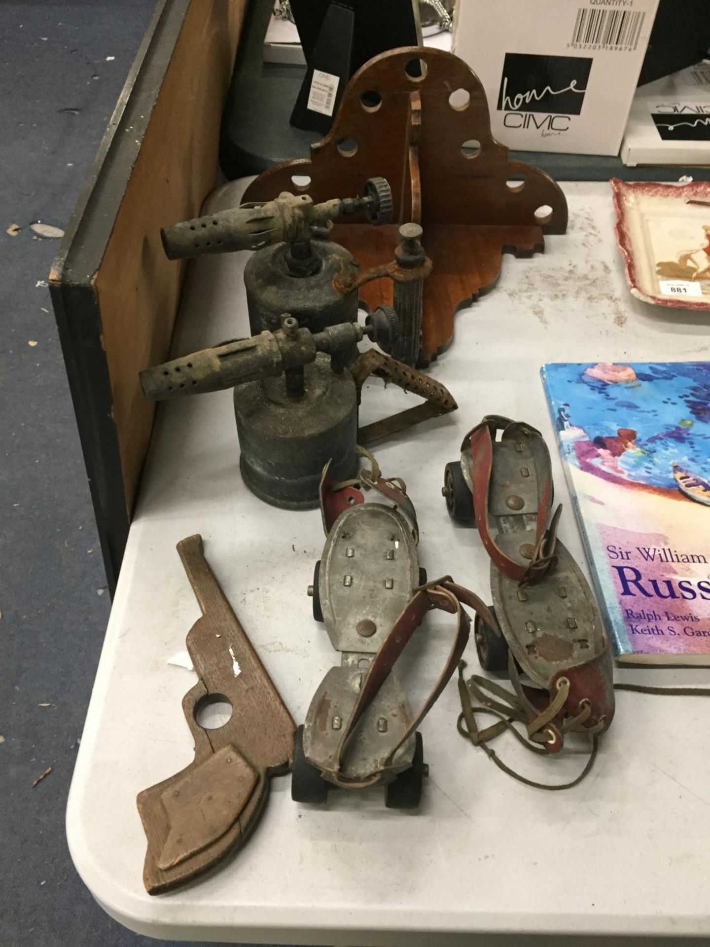 A MIXED VINTAGE LOT TO INCLUDE ROLLER SKATES, BLOW LAMPS, A TOY WOODEN GUN AND A MAHOGANY CORNER