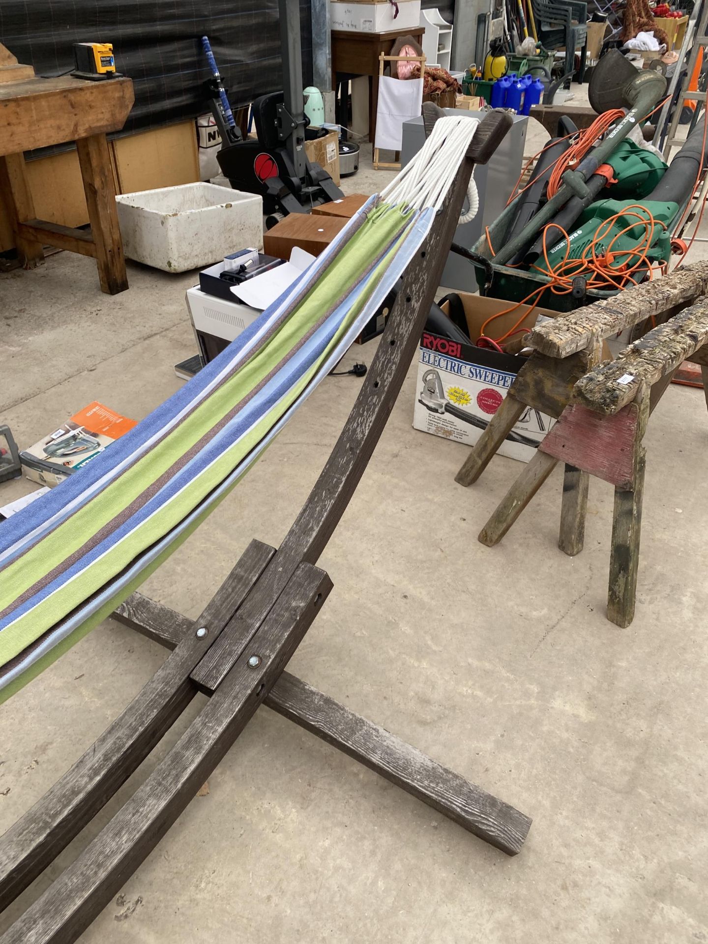 A WOODEN FRAMED HAMMOCK SWING COMPLETE WITH HAMMOCK - Image 2 of 3