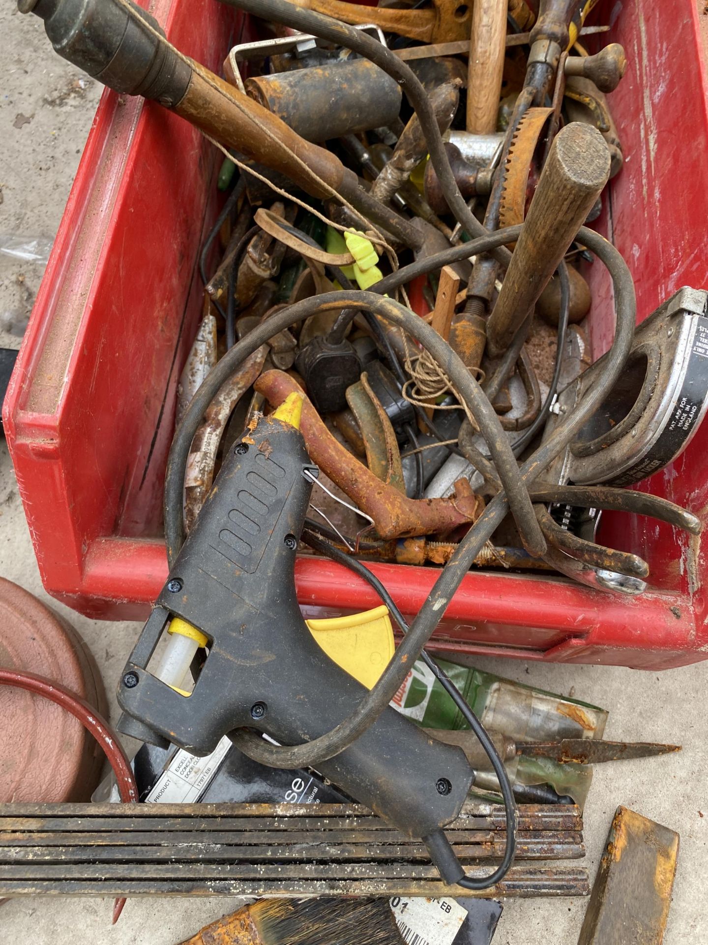 AN ASSORTMENT OF TOOLS TO INCLUDE A BRACE DRILL, TIN SNIPS AND PLIERS ETC - Image 4 of 4