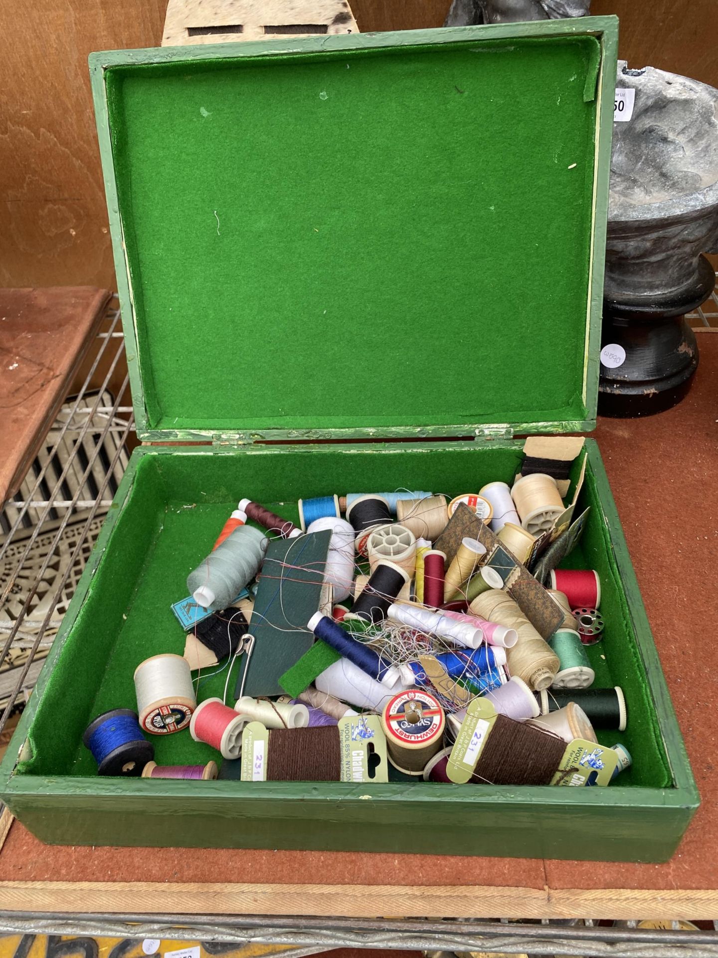 A VINTAGE WOODEN PAINTED STORAGE BOX WITH A QUANTITY OF SEWING ITEMS - Image 3 of 3