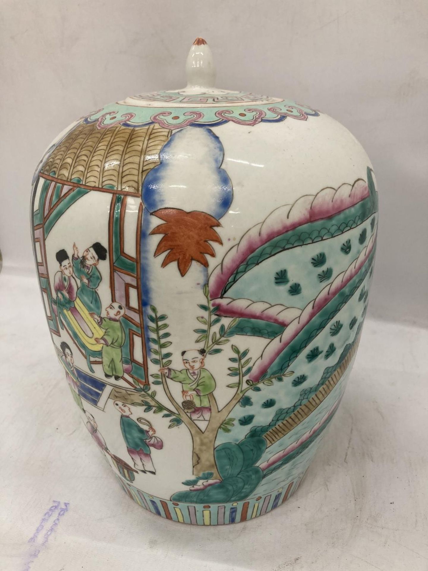 A LARGE ORIENTAL JAR WITH LID, A LARGE PLANTER WITH WOODEN STAND AND A SMALLER BLUE AND WHITE - Image 4 of 4