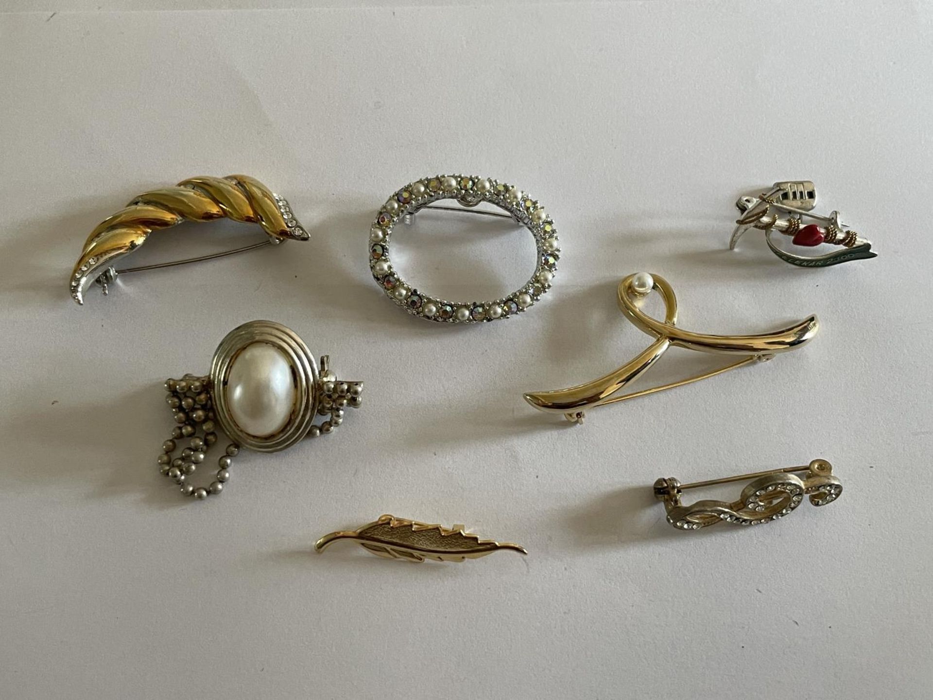 SEVEN VARIOUS BROOCHES