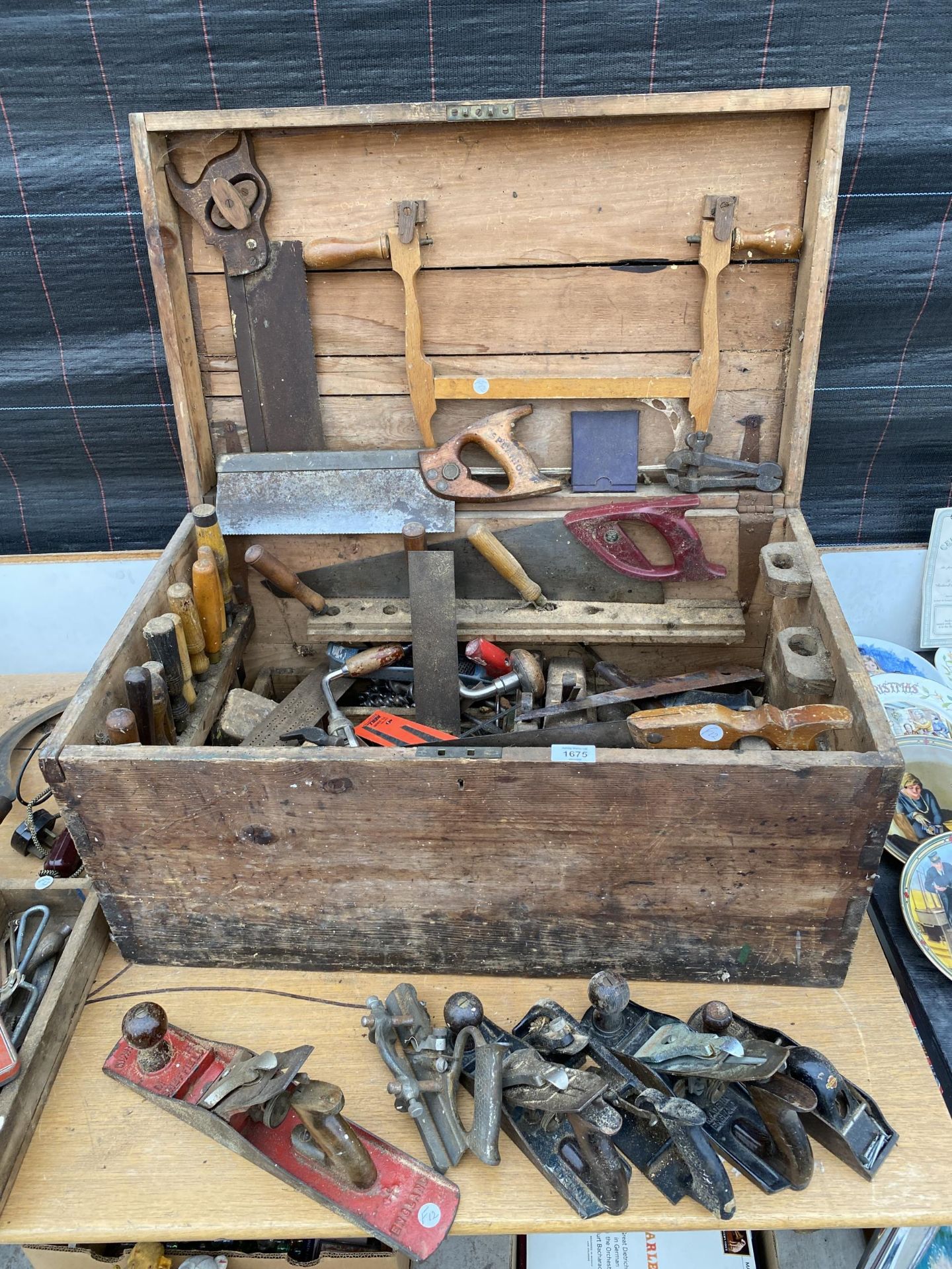 A LARGE VINTAGE WOODEN JOINERS CHEST TO INCLUDE AN ASSORTMENT OF TOOLS TO INCLUDE WOOD PLANES,