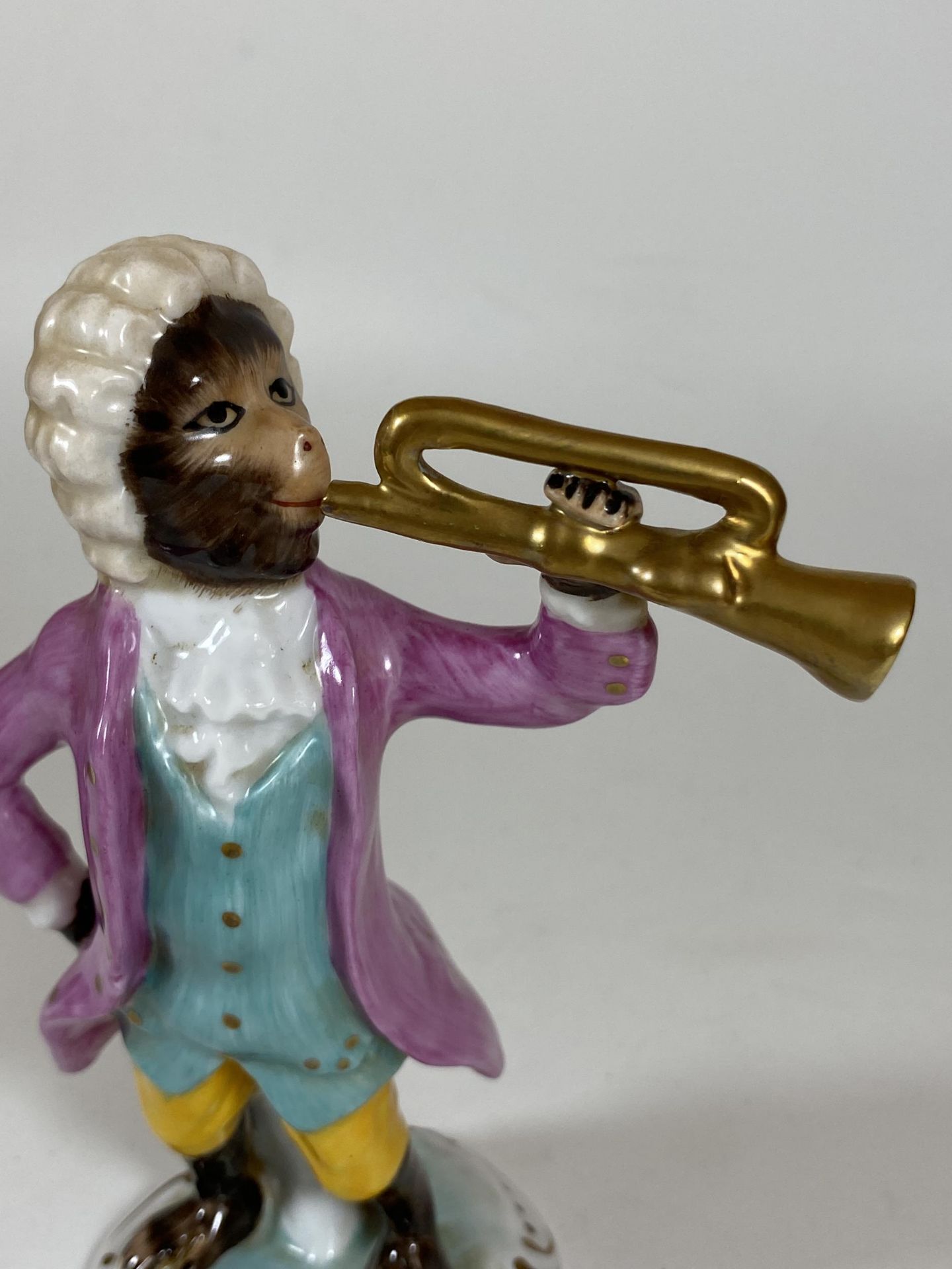 A CONTINENTAL DRESDEN STYLE PORCELAIN MONKEY TRUMPET PLAYER MUSICIAN FIGURE, HEIGHT 15.5CM - Image 2 of 5