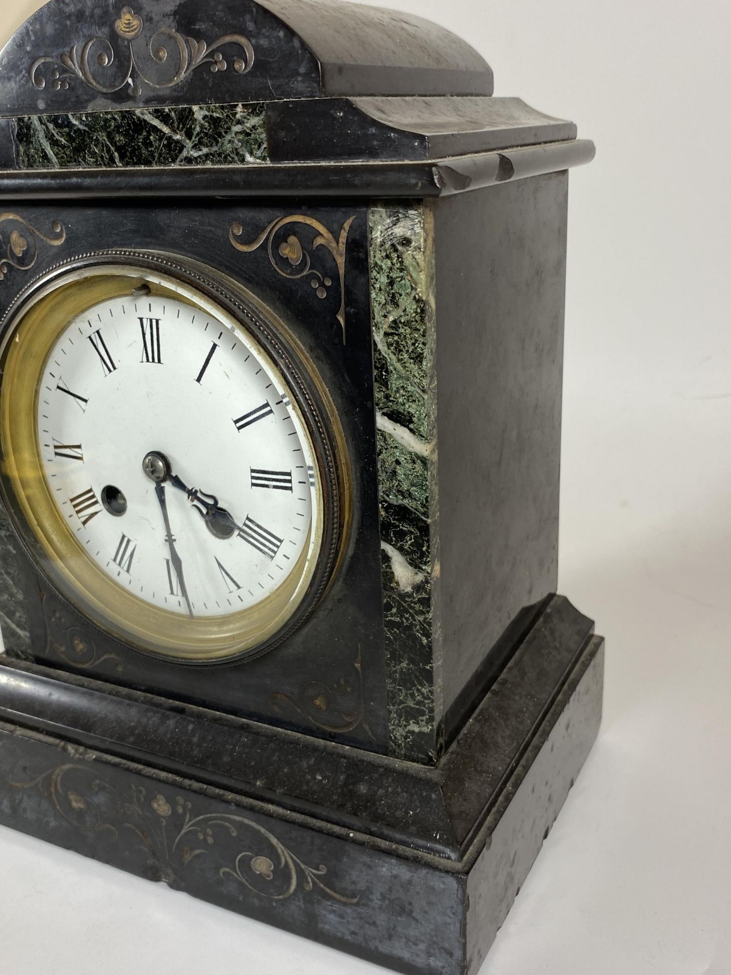 AN ANTIQUE FRENCH MARBLE AND GREEN SLATE CHIMING MANTLE CLOCK WITH PENDULUM - Image 3 of 7