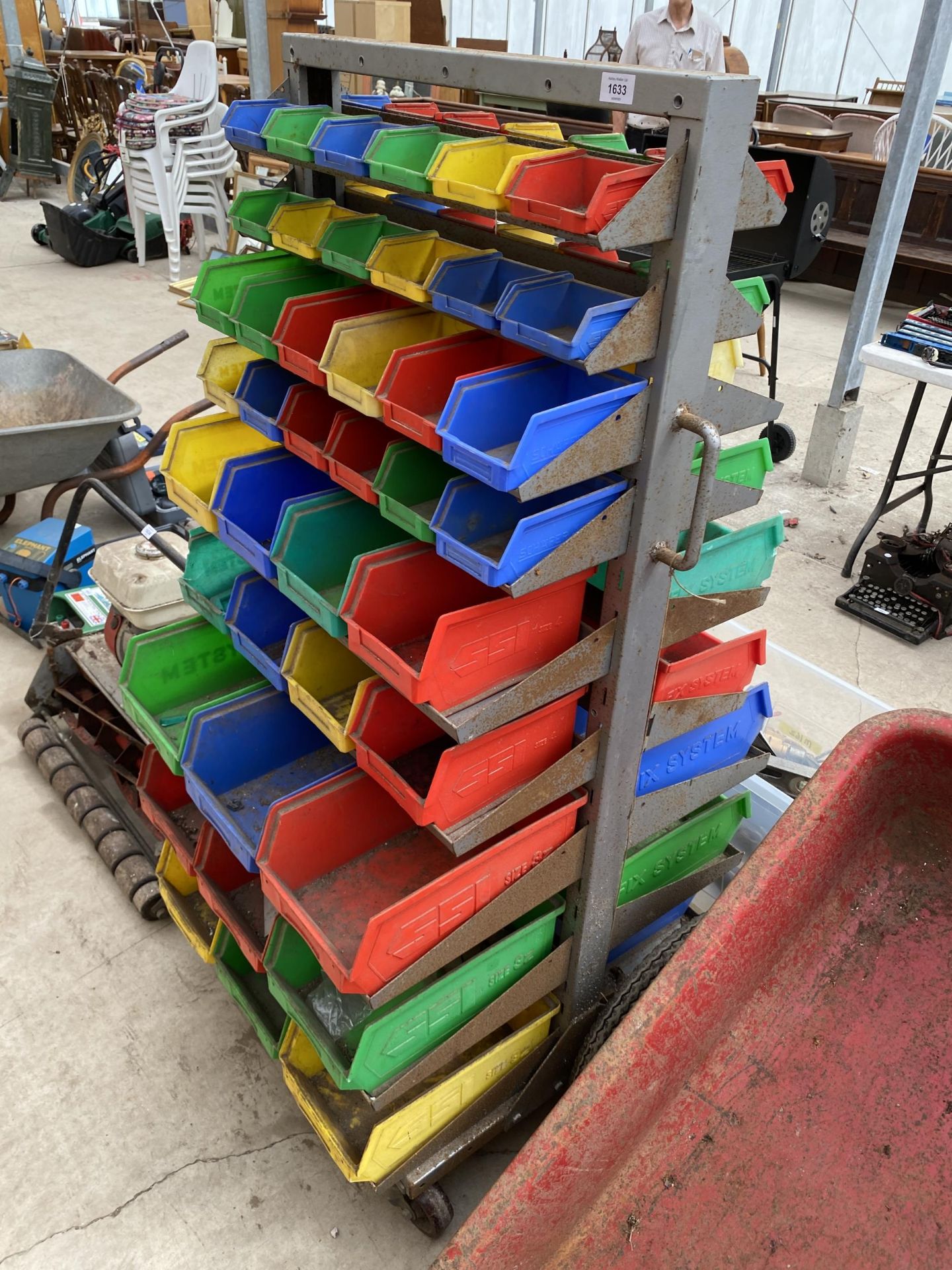 A FOUR WHEELED TROLLEY WITH A LARGE QUANTITY OF PLASTIC LIN BINS - Bild 2 aus 3