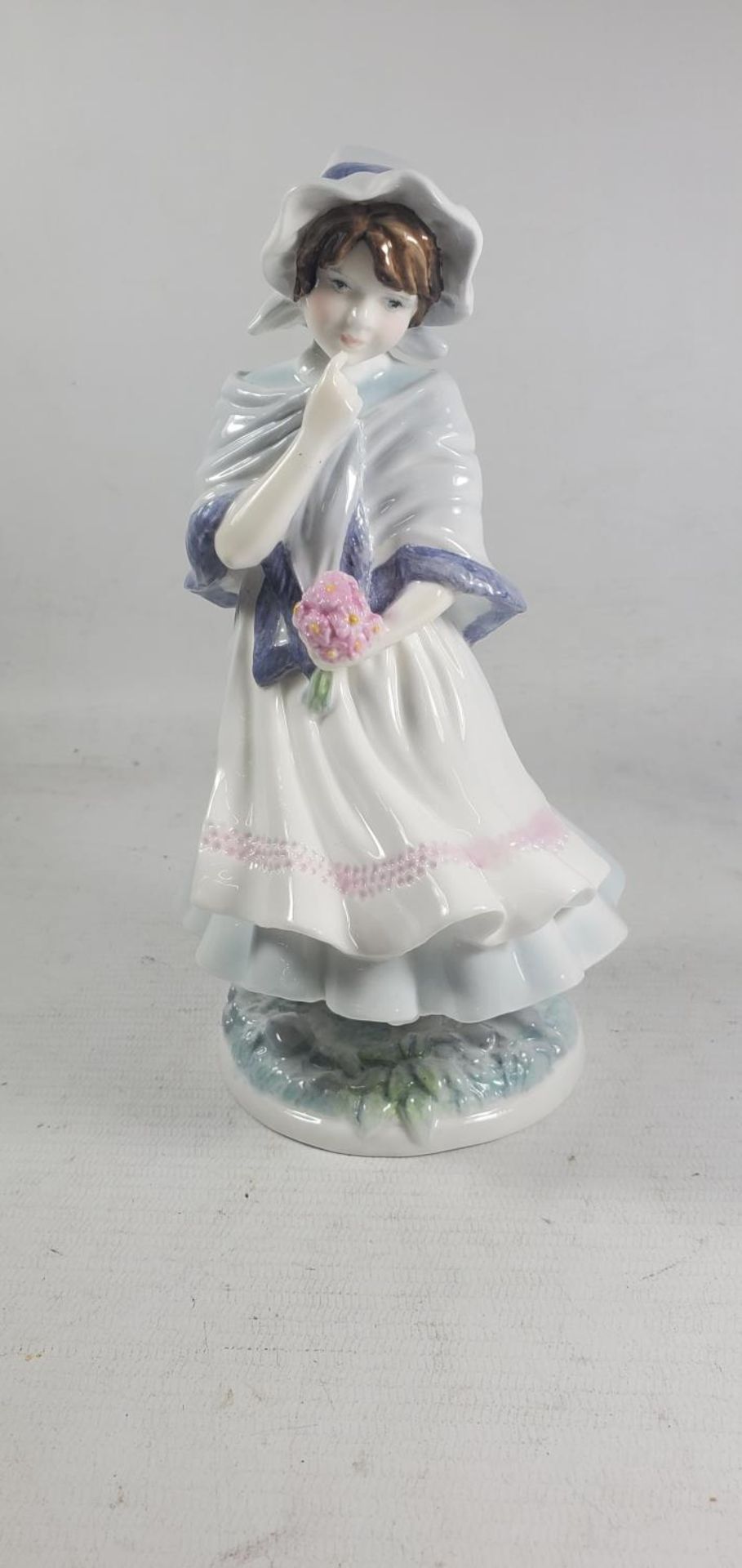 A BOXED ROYAL WORCESTER LIMITED EDITION FIGURE 'A POSY FOR MOTHER'