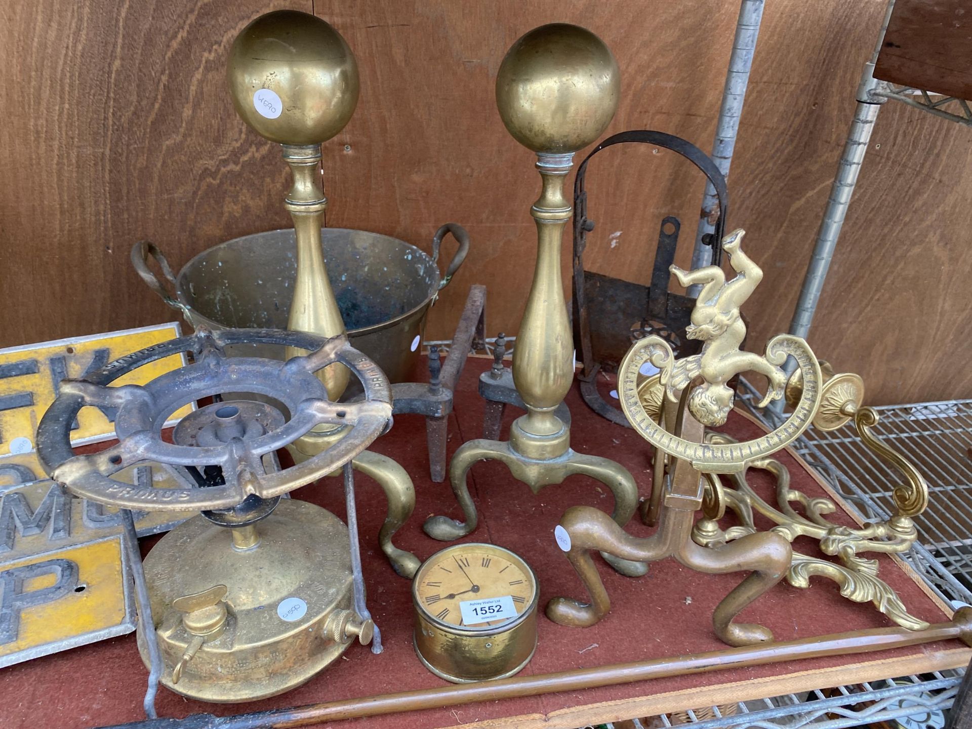 AN ASSORTMENT OF VNTAGE METAL WARE ITEMS TO INCLUDE A PRIMUS STOVE, A BRASS JAM PAN AND BRASS FIRE