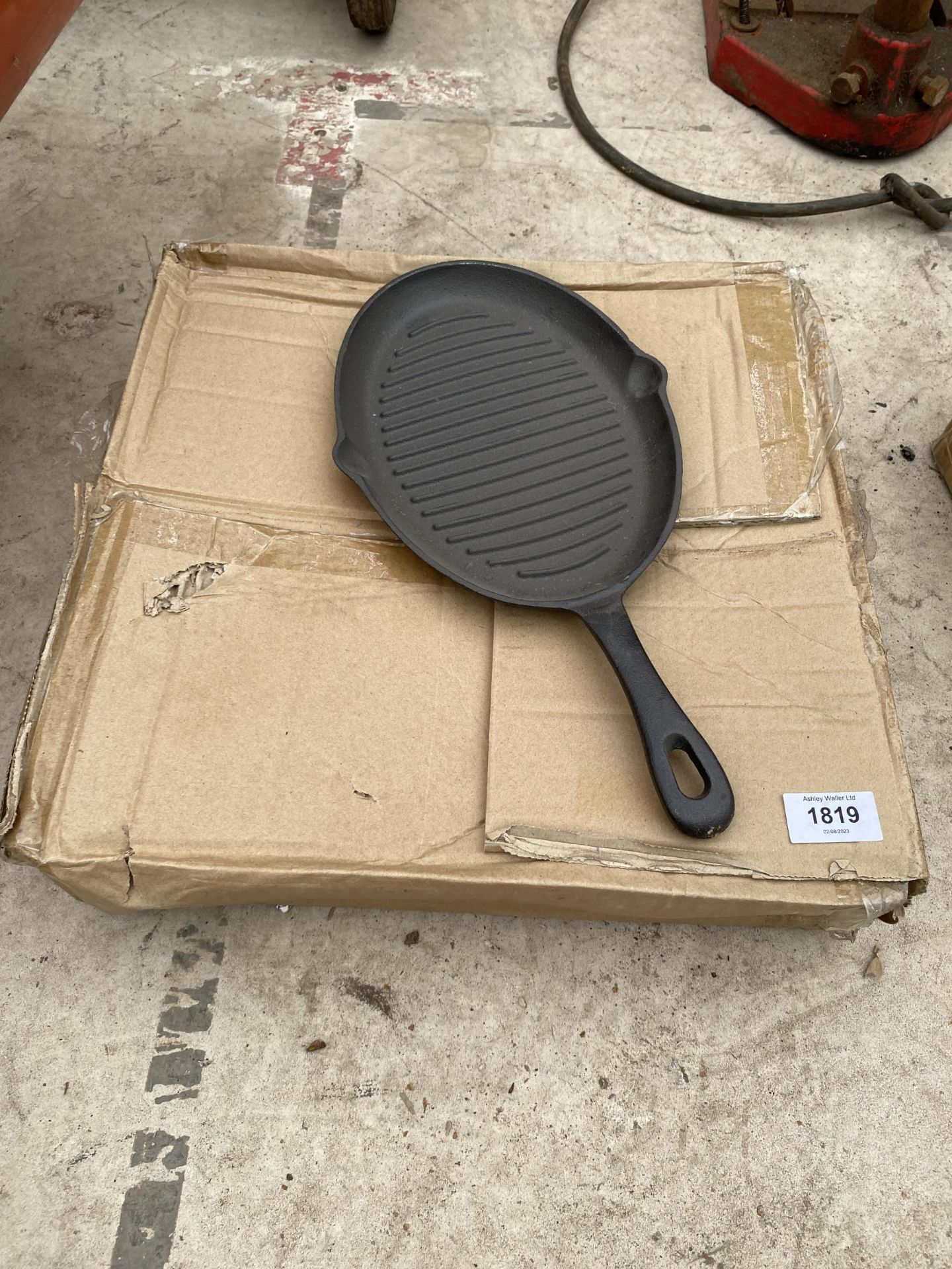 APPROXIMATELY TEN CAST IRON SKILLET PANS