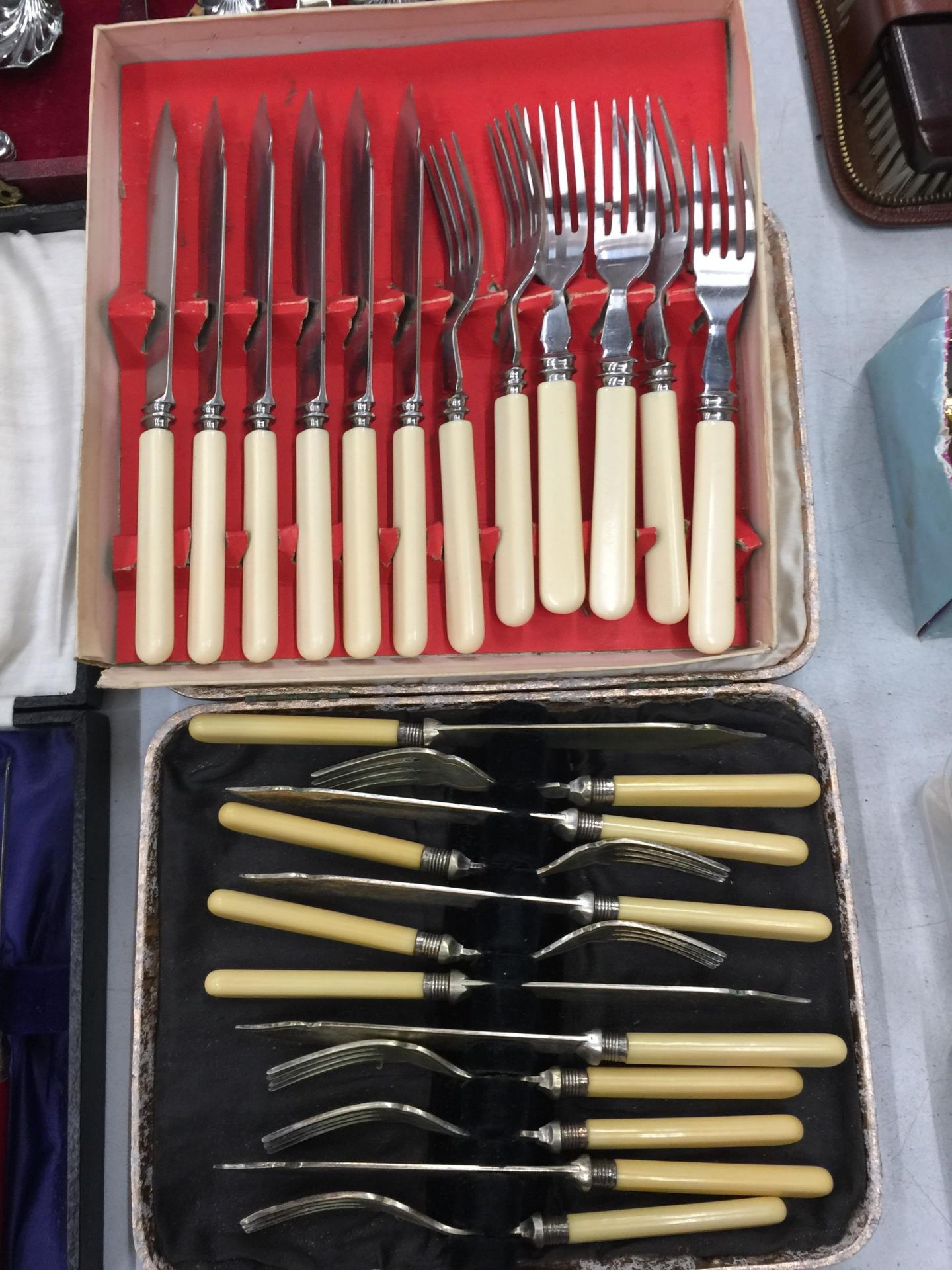 A QUANTITY OF BOXED VINTAGE FLATWARE - Image 2 of 4