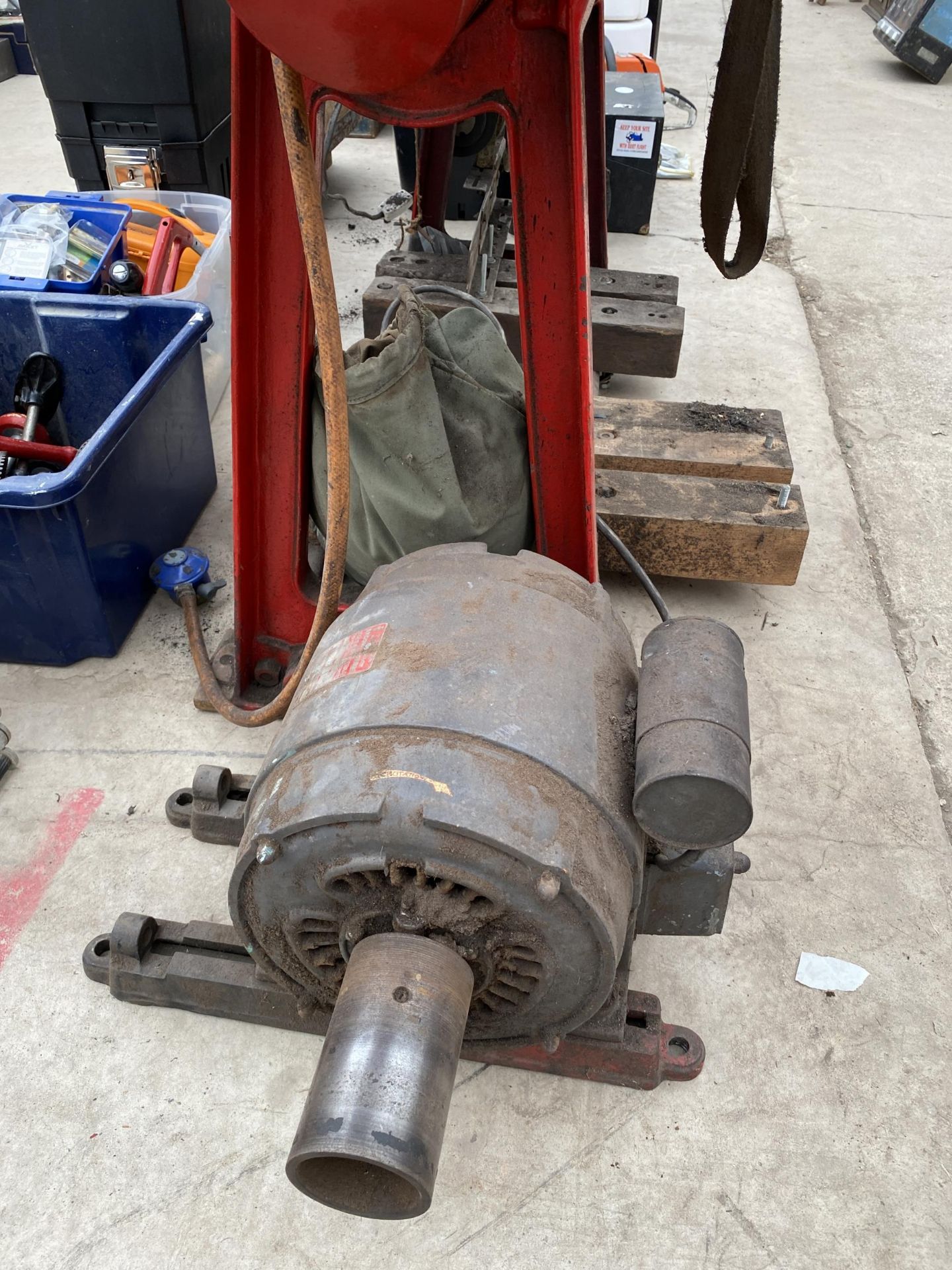 A LARGE INDUSTRIAL SHOE SHINING MACHINE WITH VARIOUS BRUSHES - Image 3 of 11