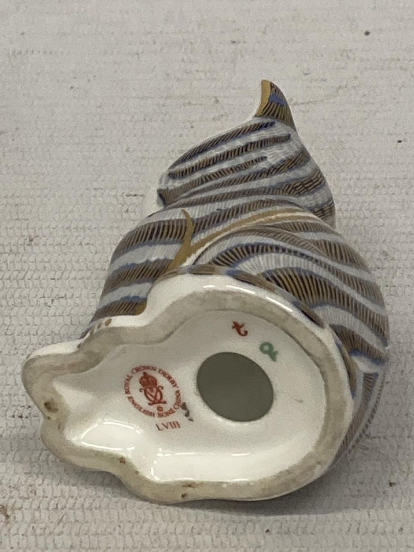 A ROYAL CROWN DERBY SITTING KITTEN - Image 4 of 4