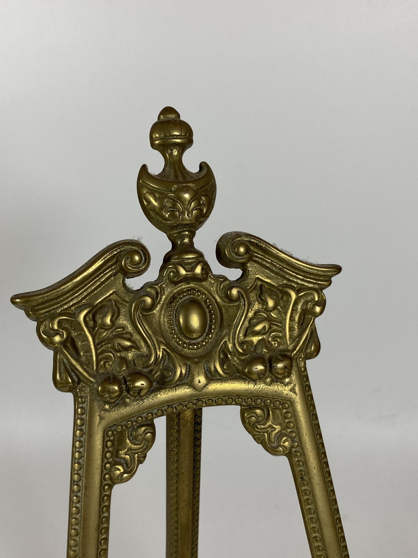 A VINTAGE BRASS ORNATE TABLE TOP EASEL, HEIGHT 31.5CM - Image 2 of 5