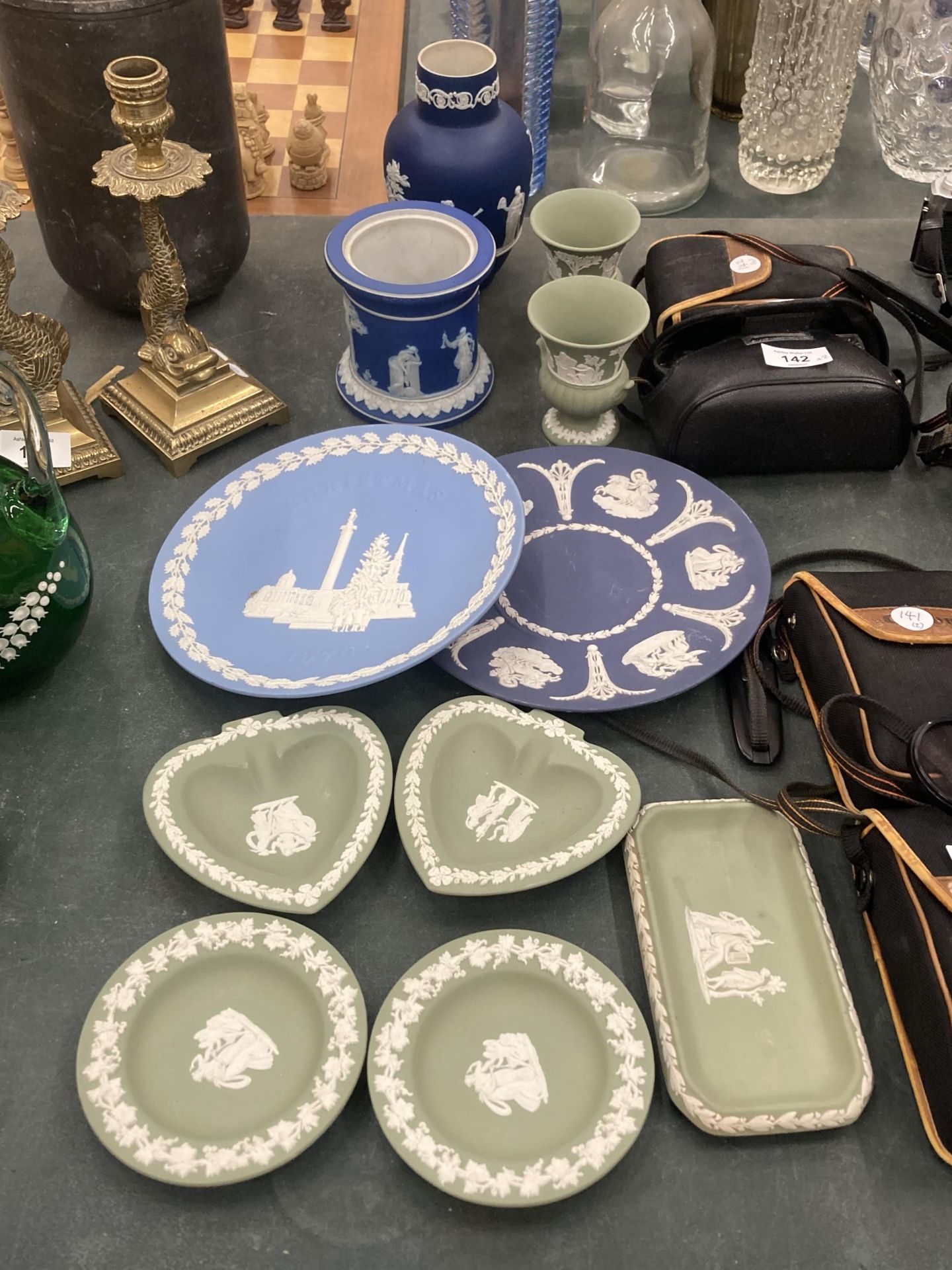 A COLLECTION OF WEDGWOOD JASPERWARE TO INCLUDE VASES, PLATES, PIN TRAYS, ETC