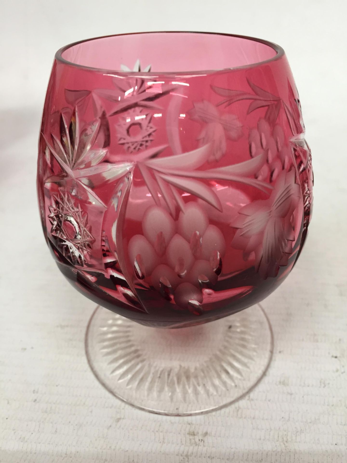 A SET OF VINTAGE NACHTMANN CUT GLASS CRYSTAL CRANBERRY BRANDY / COGNAC GLASSES WITH ETCHED DESIGN - Image 2 of 4