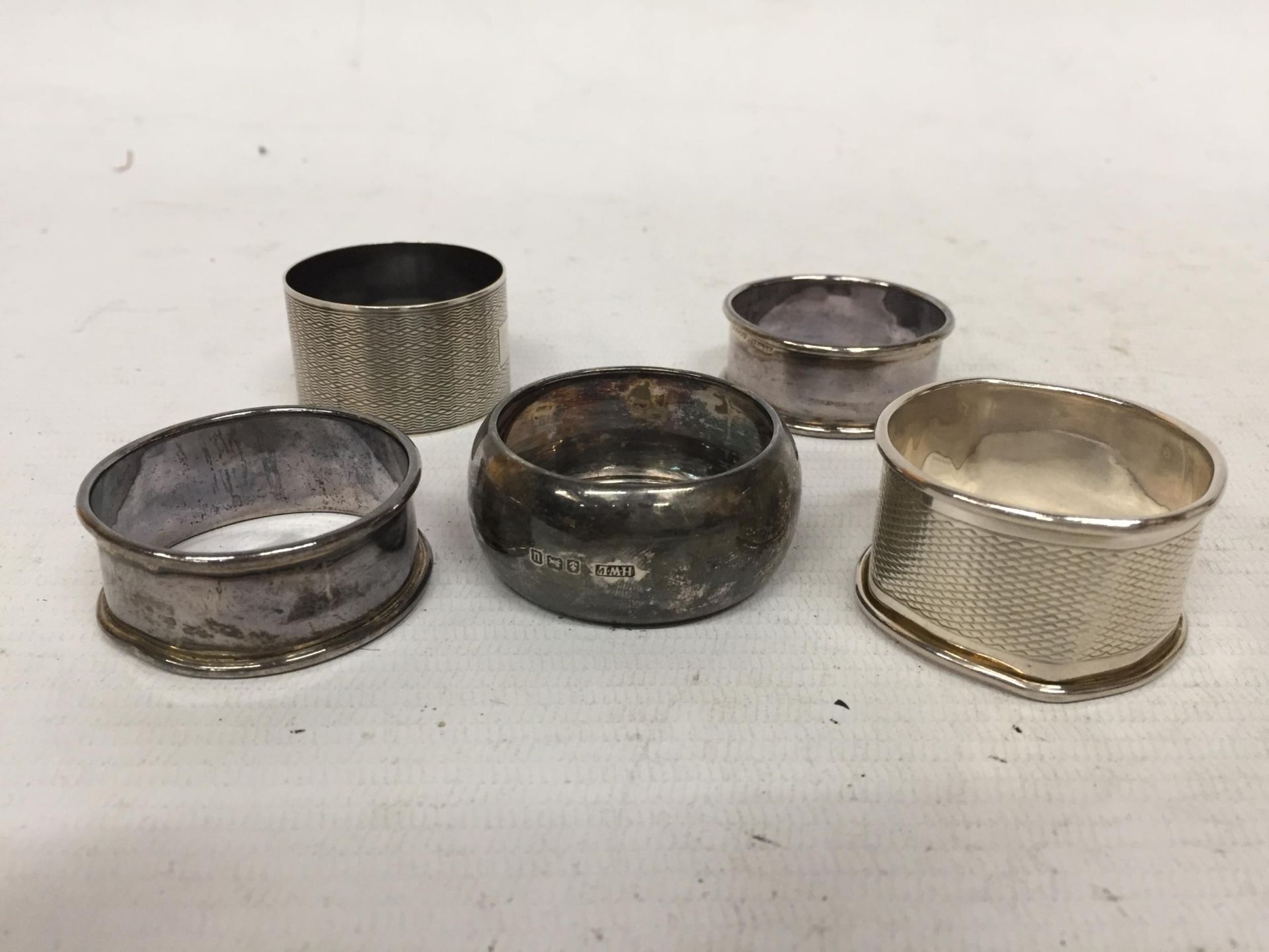 A COLLECTION OF EIGHT ASSORTED HALLMARKED SILVER NAPKIN RINGS - Image 4 of 5