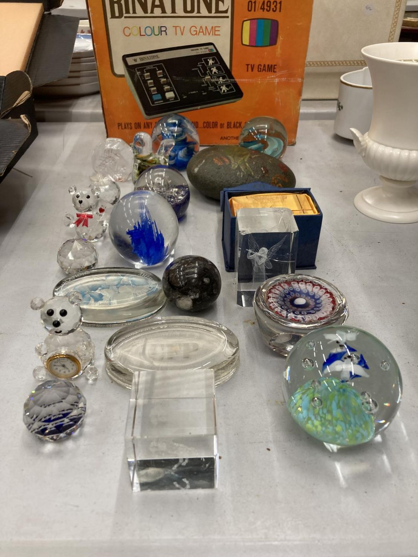 A LARGE COLLECTION OF GLASSWARE PAPERWEIGHTS TO INCLUDE A MDINA BIRD, ETC - 20 IN TOTAL - Bild 2 aus 4