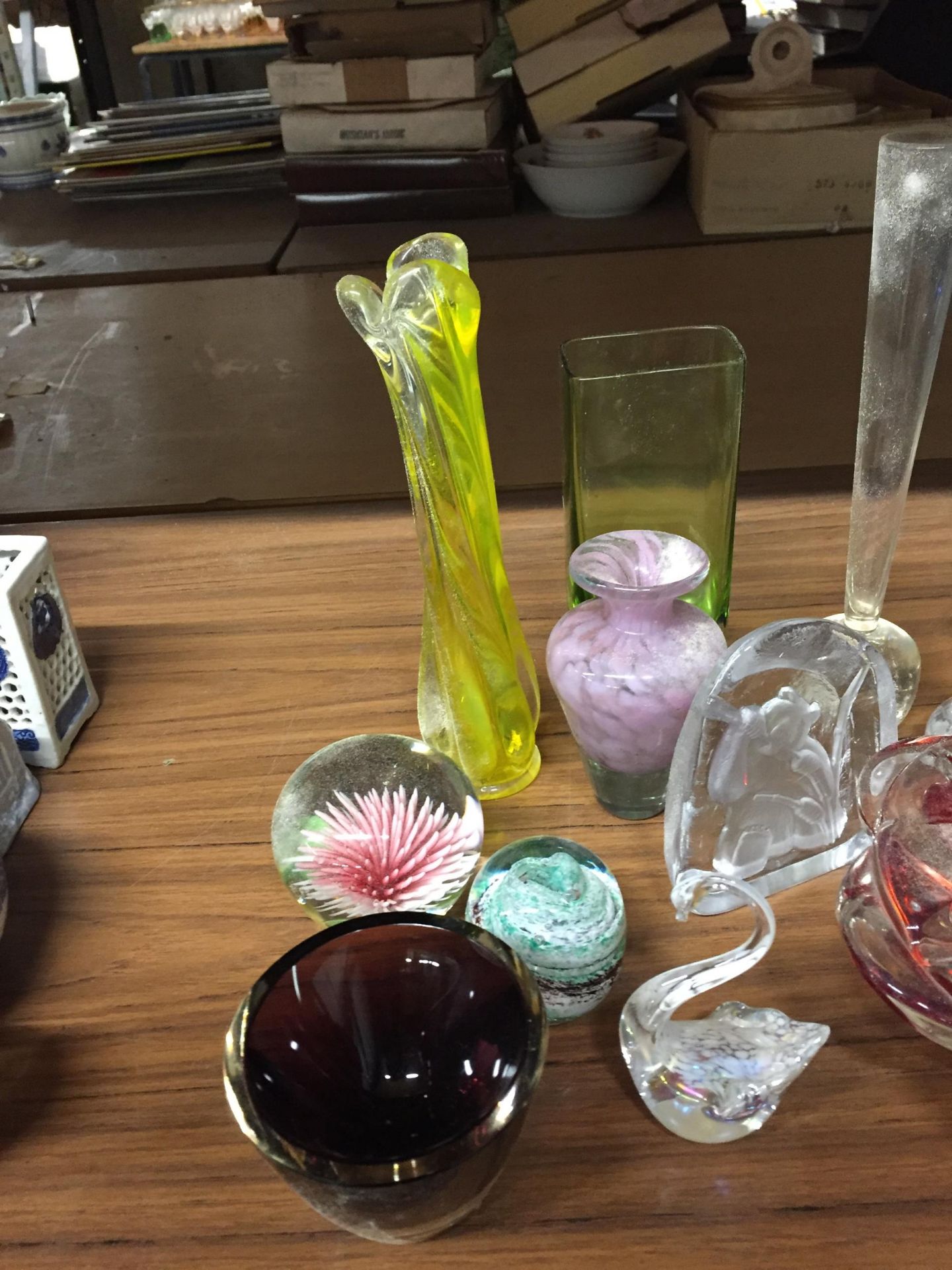 A MIXED LOT OF GLASSWARE TO INCLUDE WHITEFRIARS LOBE VASE , PAPERWEIGHTS ETC - Image 2 of 3