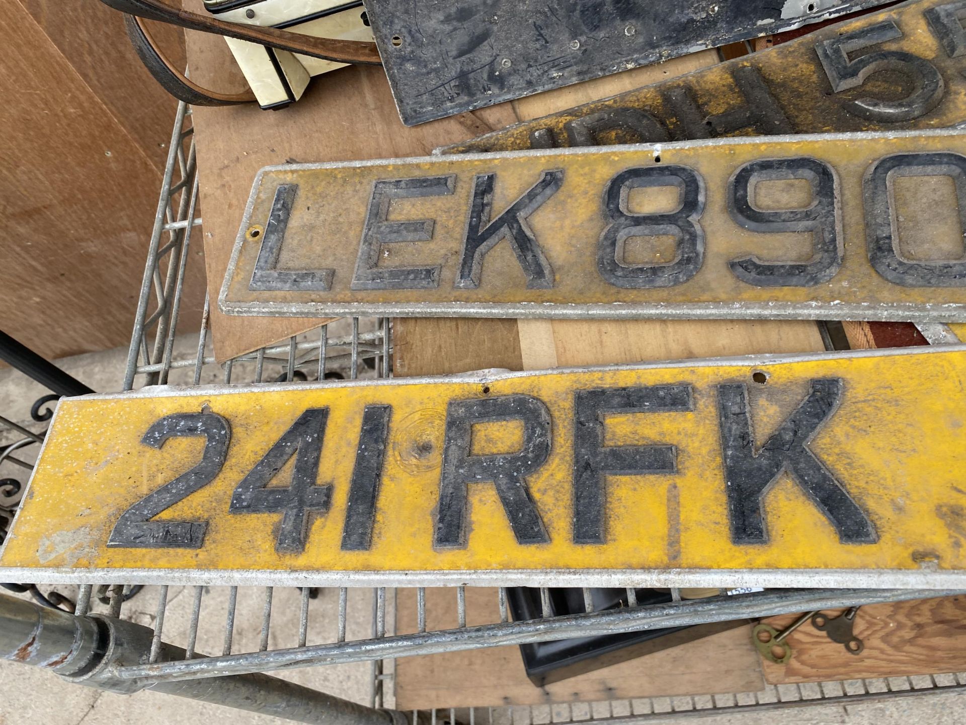 A LARGE ASSORTMENT OF VINTAGE REGISTRATION PLATES - Bild 3 aus 3