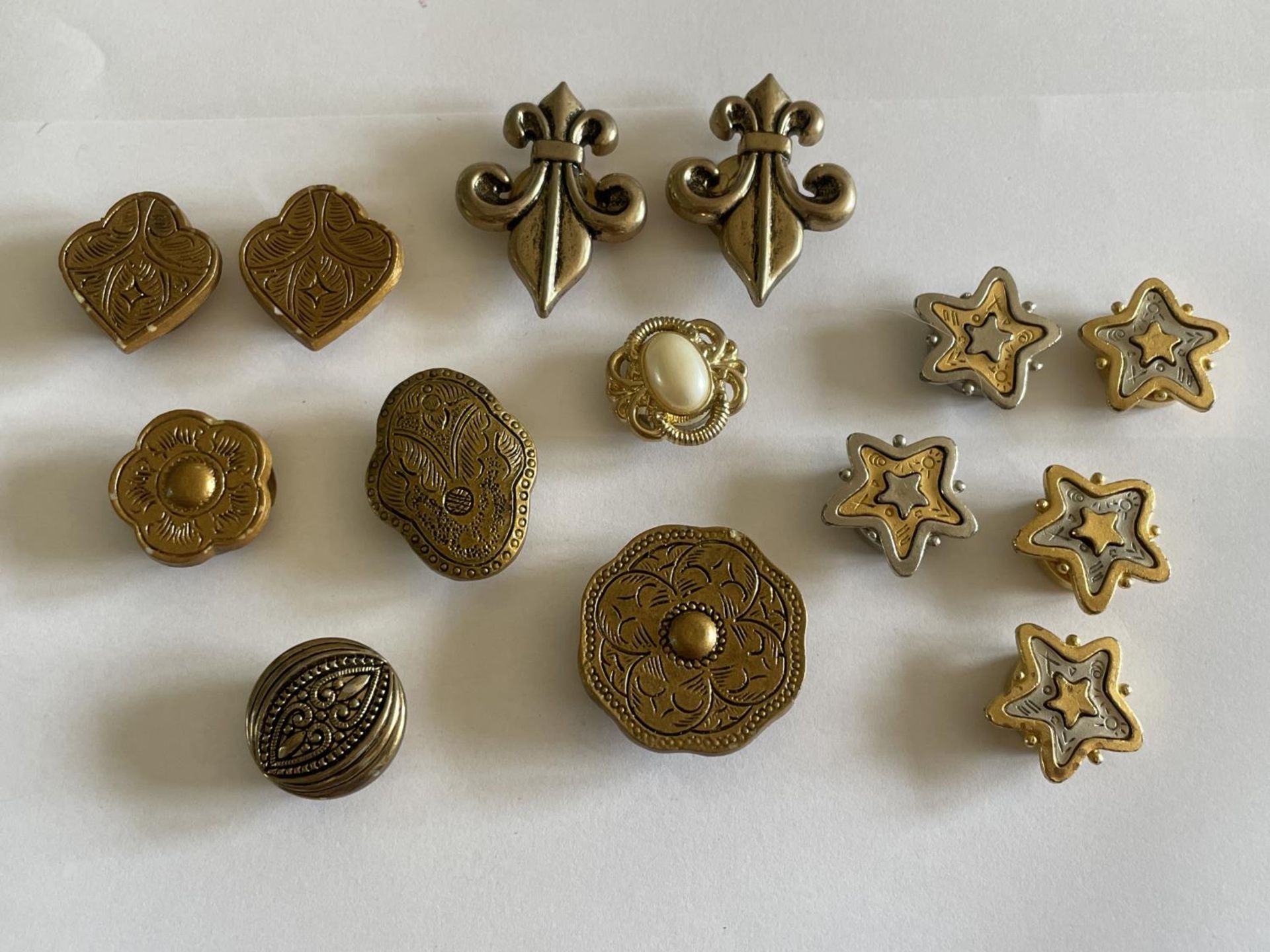 FOURTEEN ASSORTED METAL BADGES