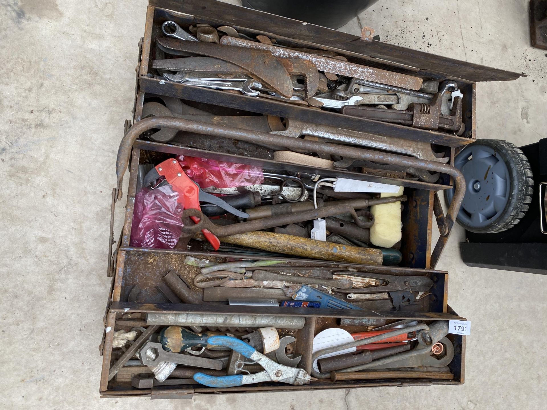 A METAL TOOL BOX WITH AN ASSORTMENT OF TOOLS TO INCLUDE SPANNERS AND SOCKETS ETC - Image 2 of 2