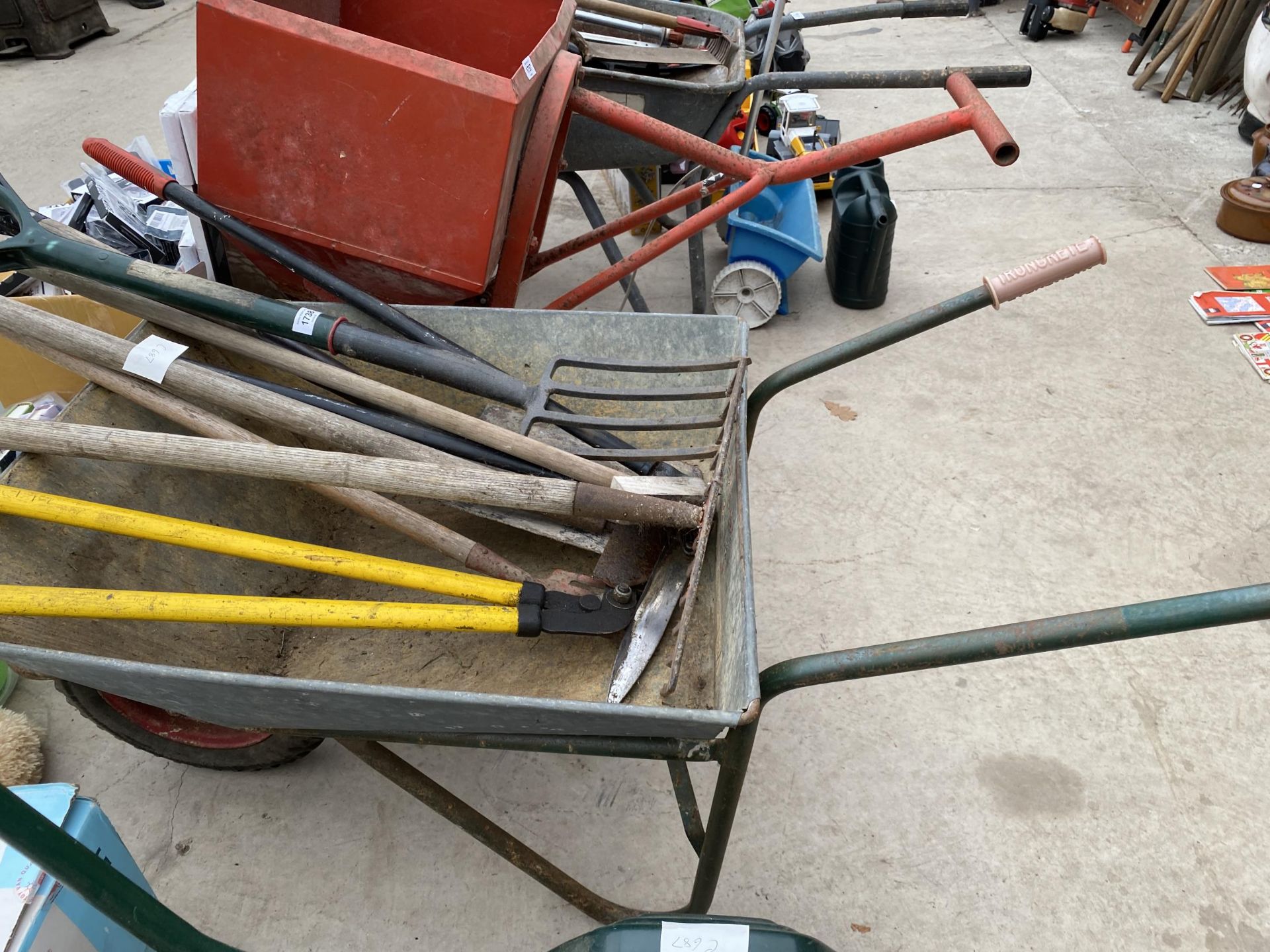 A METAL WHEEL BARROW AND AN ASSORTMENT OF GARDEN TOOLS - Image 3 of 3