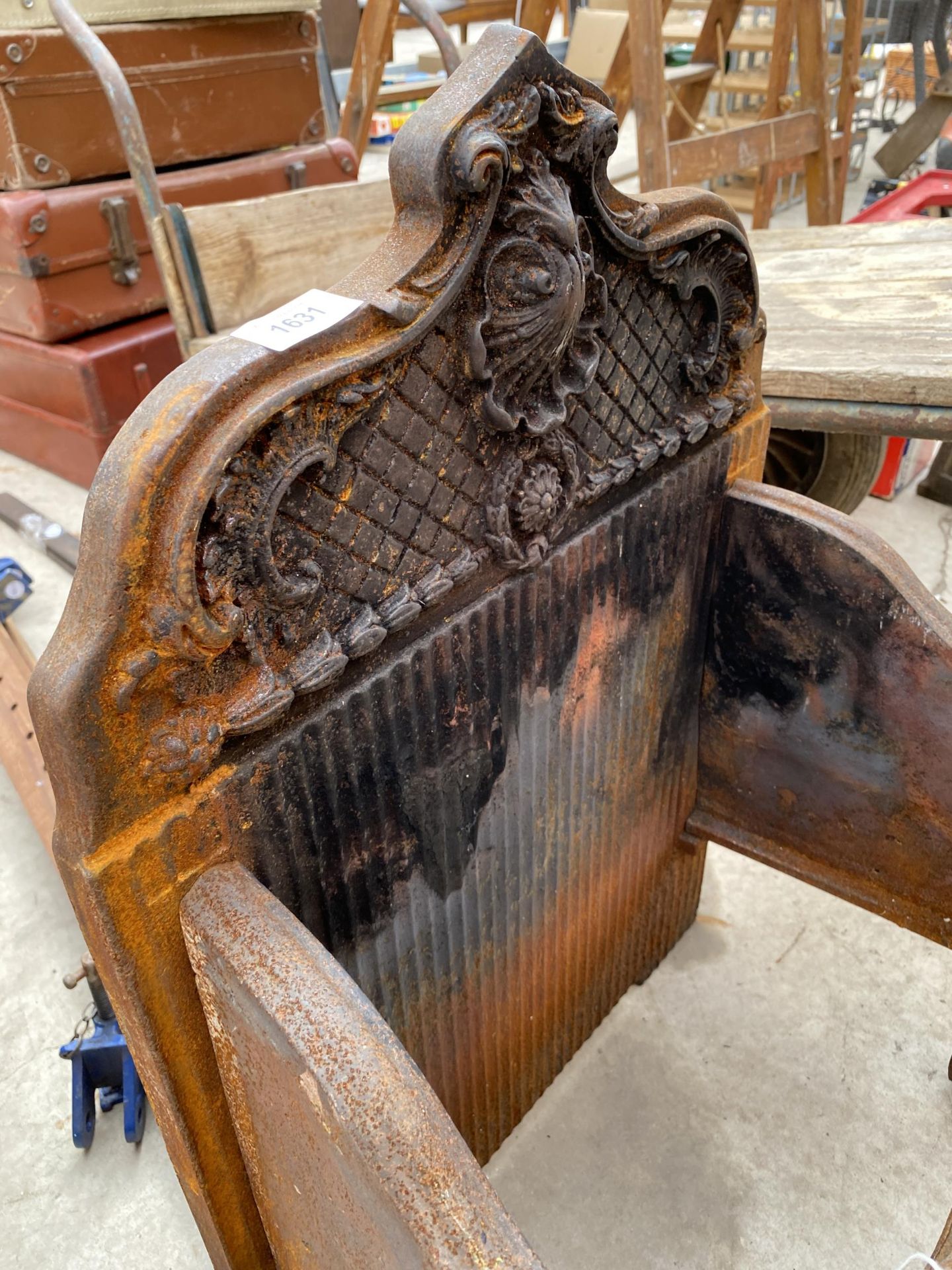 A VINTAGE CAST IRON FIRE GRATE - Image 2 of 6