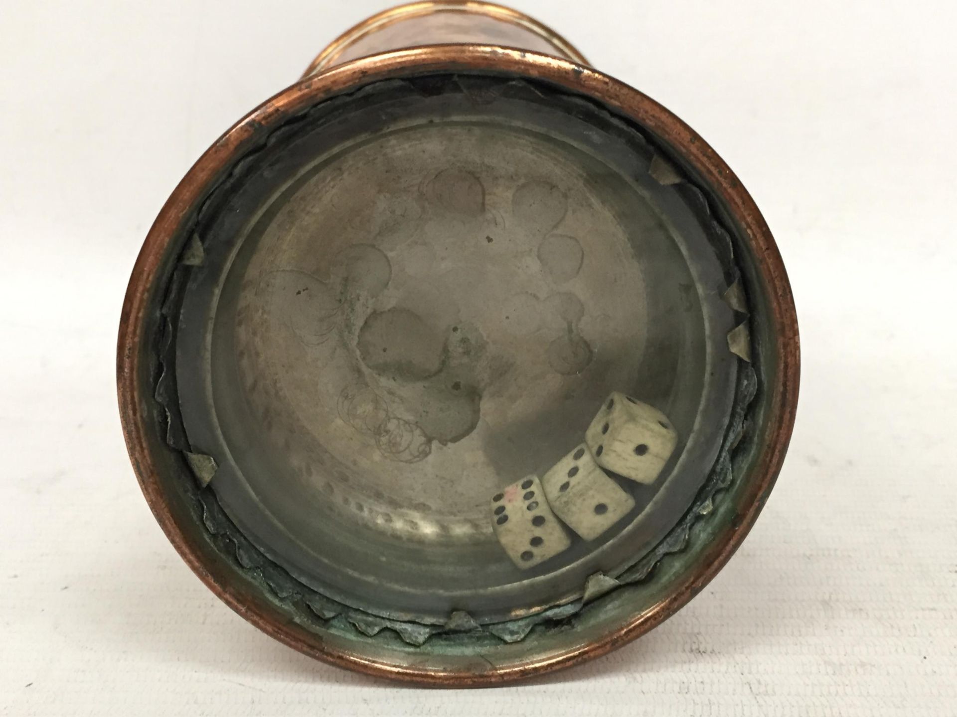 A VINTAGE COPPER GAMBLING TAVERN DICE SHAKING BEAKER EMBEDDED WITH COINS AND DICE BENEATH A GLASS - Image 3 of 3