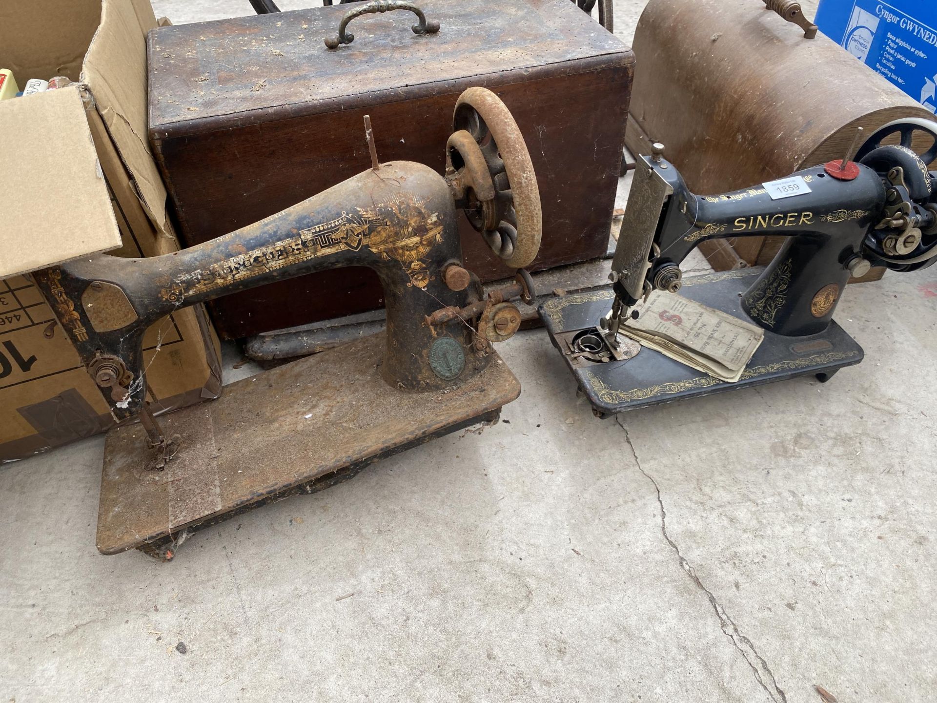 AN ASSORTMENT OF VINTAGE SINGER SEWING MACHINES AND PARTS TO INCLUDE A TREADLE BASE ETC - Image 2 of 3