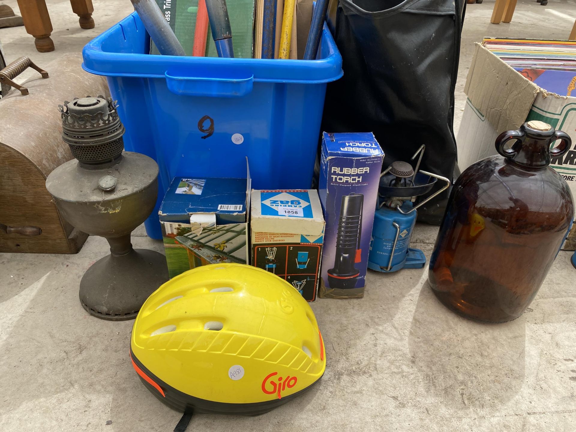 AN ASSORTMENT OF ITEMS TO INCLUDE AN OIL LAMP, CAMPING ITEMS AND GARDEN TOOLS ETC - Image 2 of 4