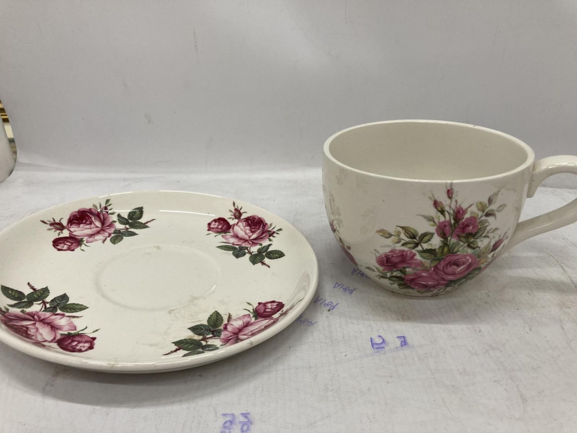 THREE PIECES OF PORTMEIRION TO INCLUDE A TEAPOT, A LARGE CUP AND SAUCER - Image 4 of 5