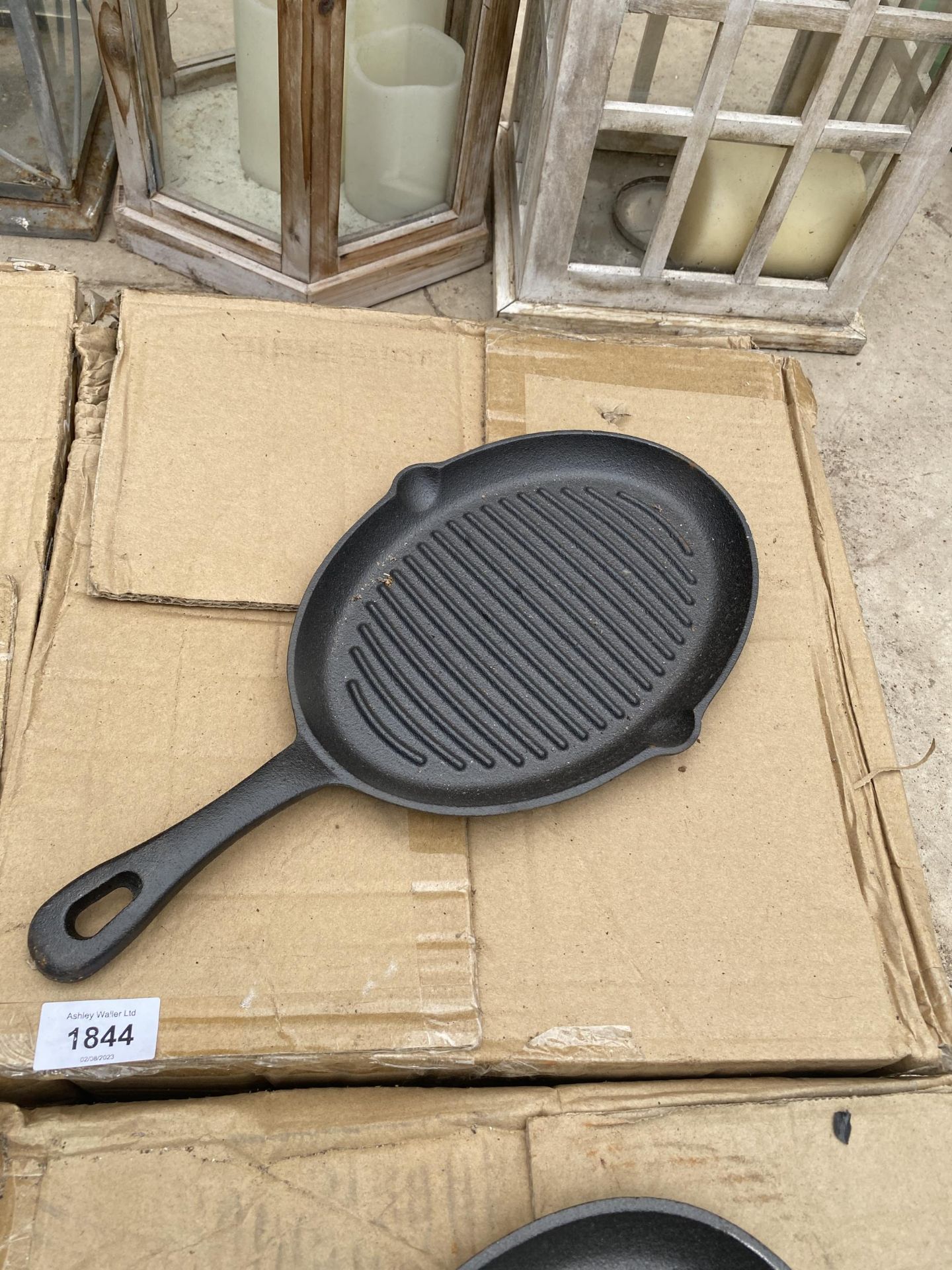 APPROXIMATELY TEN CAST IRON SKILLET PANS