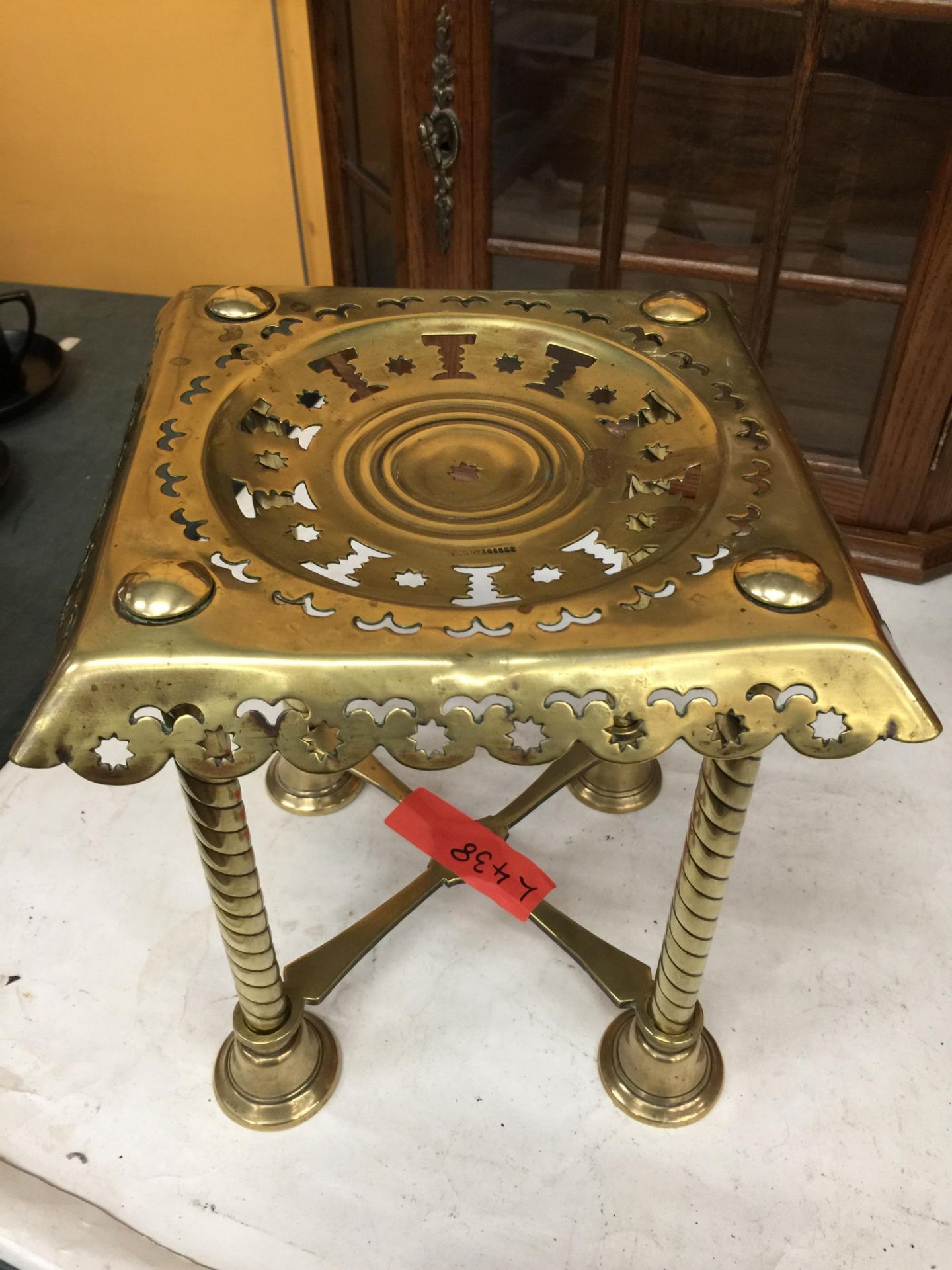 A VINTAGE BRASS FOOTMAN WITH TWISTED LEGS AND REGISTRATION NUMBER TO THE TOP, HEIGHT 24.5CM