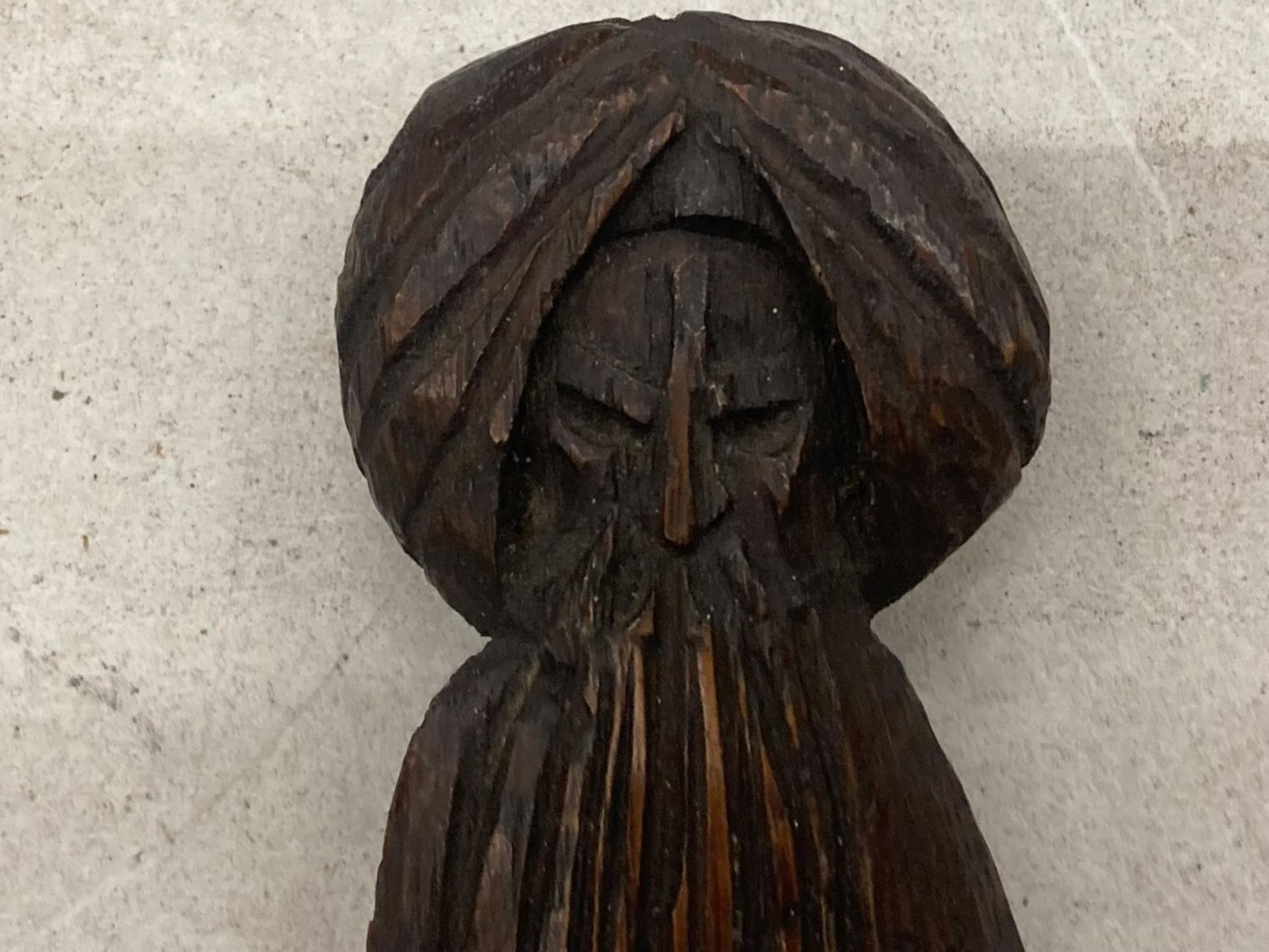 A VINTAGE CARVED WOODEN LETTER OPENER IN THE GUISE OF A HOLY MAN - Image 3 of 3