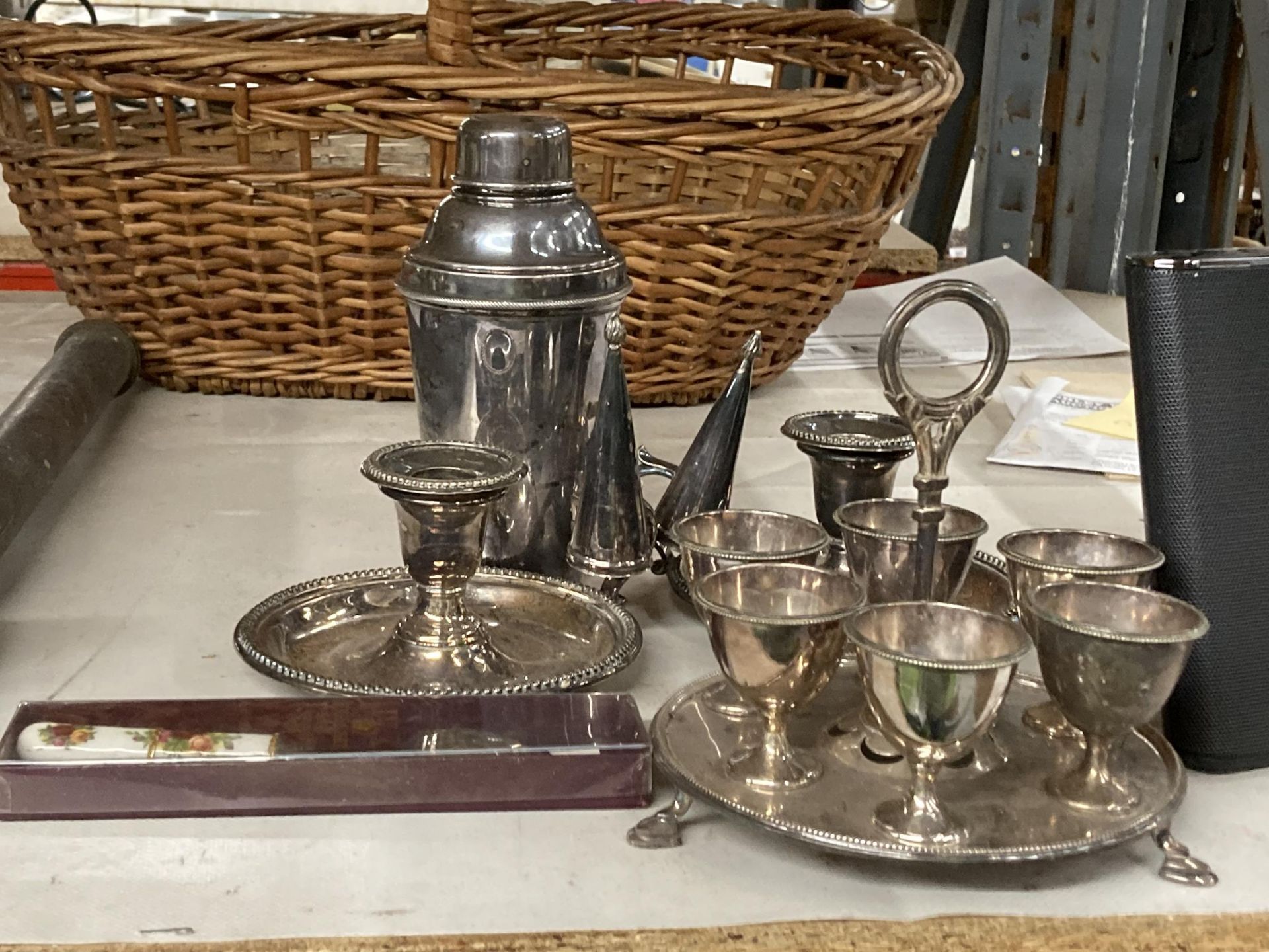 A COLLECTION OF SILVER PLATED ITEMS TO INCLUDE COCKTAIL SHAKER, EGG CUP STAND ETC