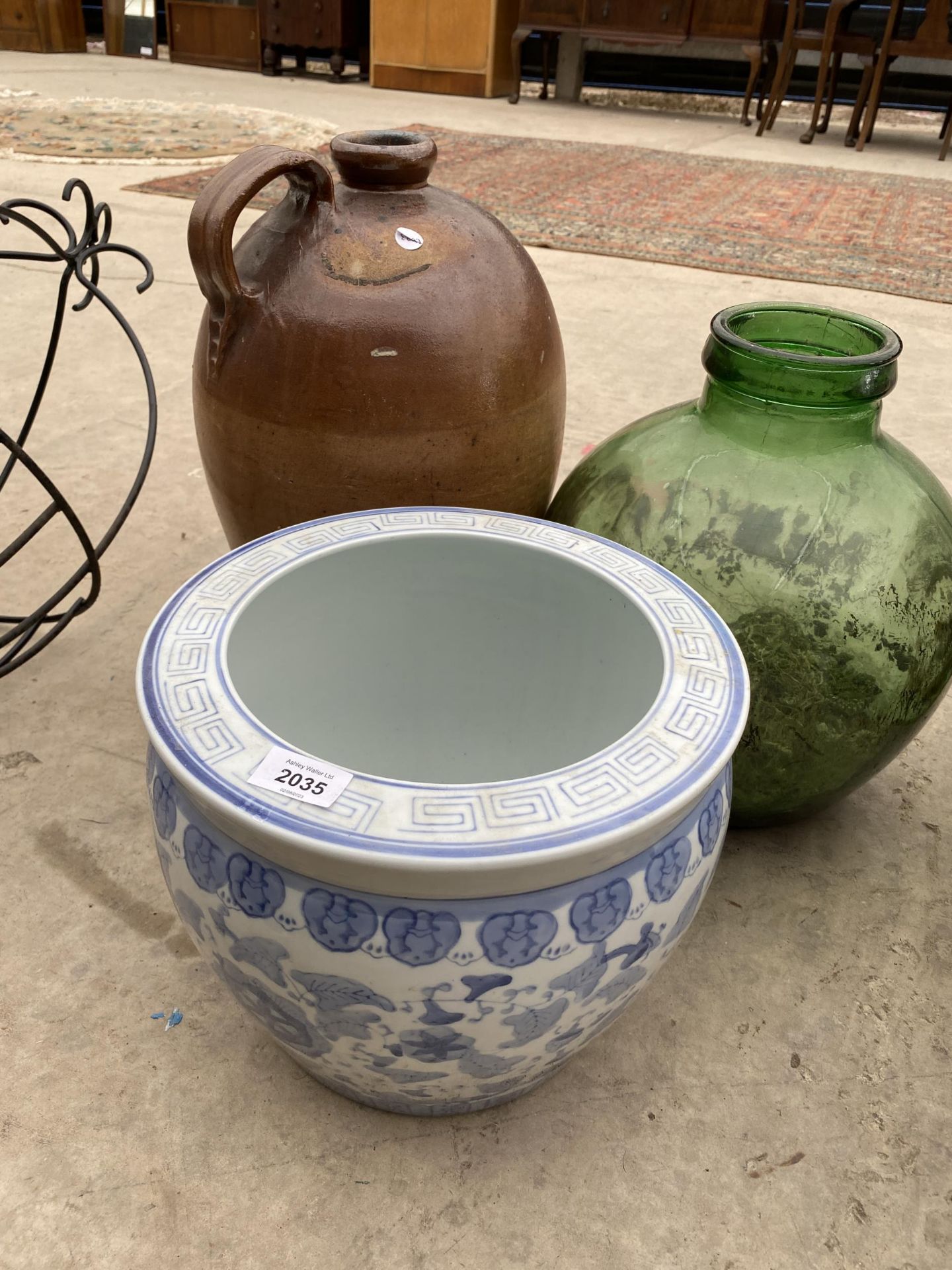A LARGE STONEWARE FLAGGON, A GREEN GLASS CARBOUY AND A BLUE AND WHITE JARDINAIRE