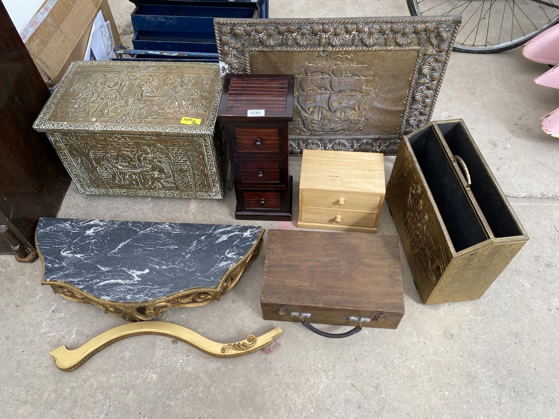 AN ASSORTMENT OF ITEMS TO INCLUDE A MAGAZINE RACK, A BRASS COAL BOX AND A BRASS FIRE SCREEN ETC