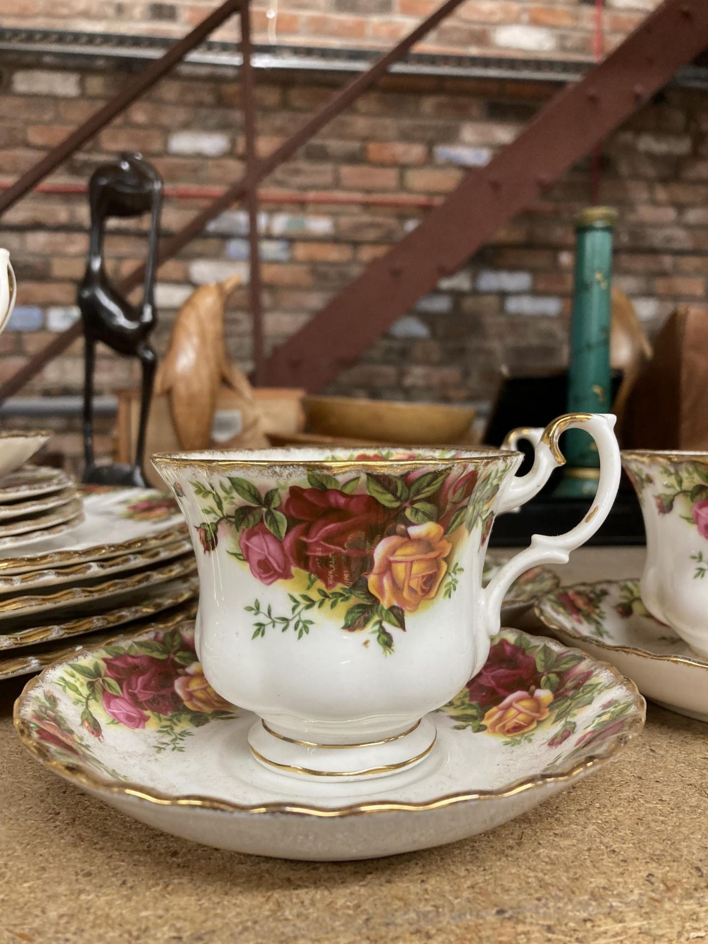 A ROYAL ALBERT OLD COUNTRY ROSES PART TEA SET, FURTHER PLANTER ETC - Image 2 of 3