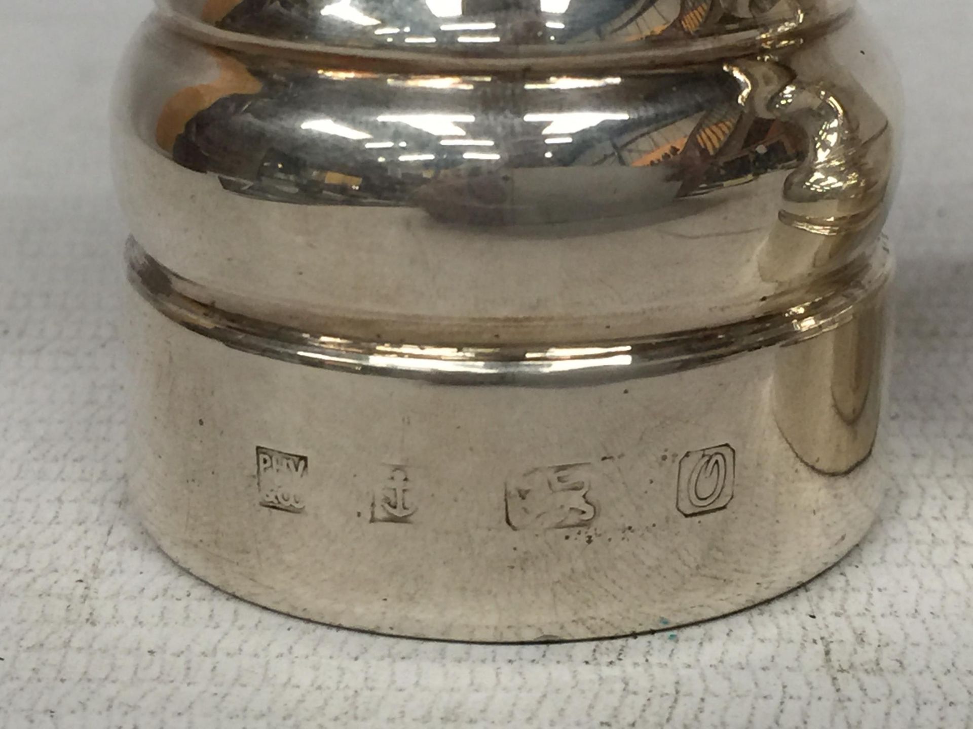 A PAIR OF MODERN HALLMARKED SILVER CONDIMENT ITEMS, PEPPER GRINDER ETC - Image 2 of 4