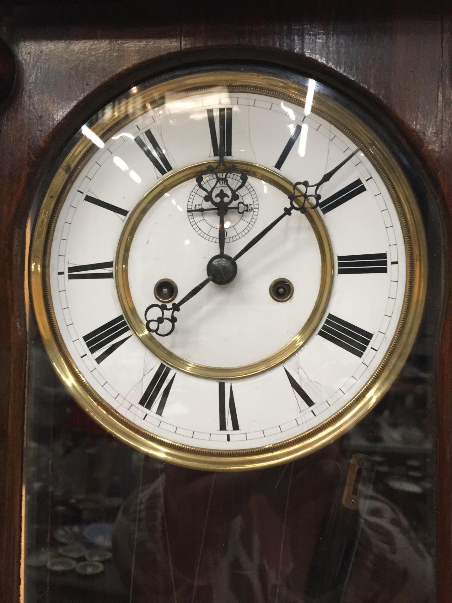 AN EDWARDIAN DOUBLE WEIGHTED CHIMING WALL CLOCK IN MAHOGANY CASE, WITH WEIGHTS - Bild 2 aus 4