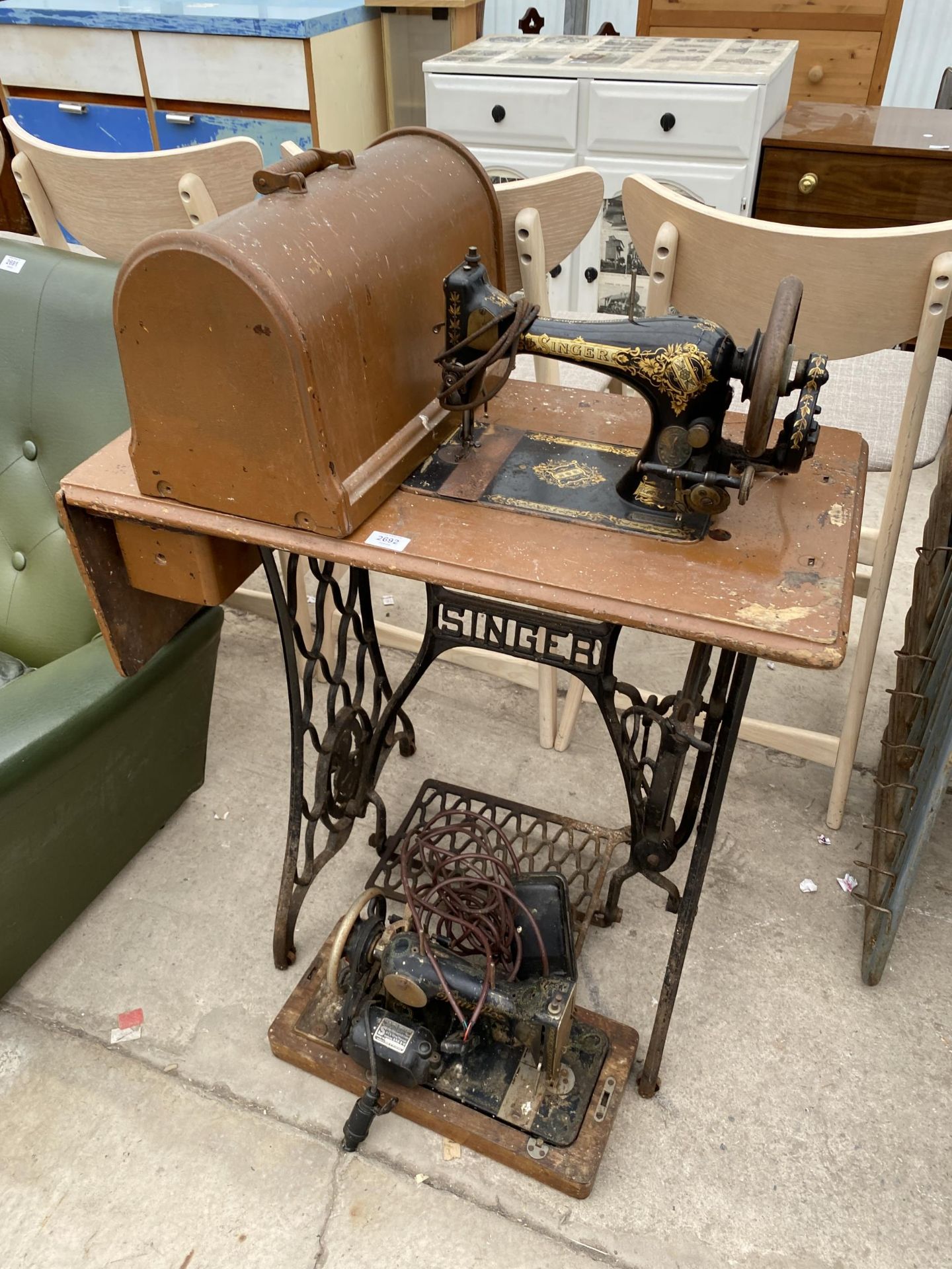 A SINGER TREADLE SEWING MACHINE, NUMBER R604055 AND MUNDLOS (77) SEWING MACHINE WITH SIMANCO