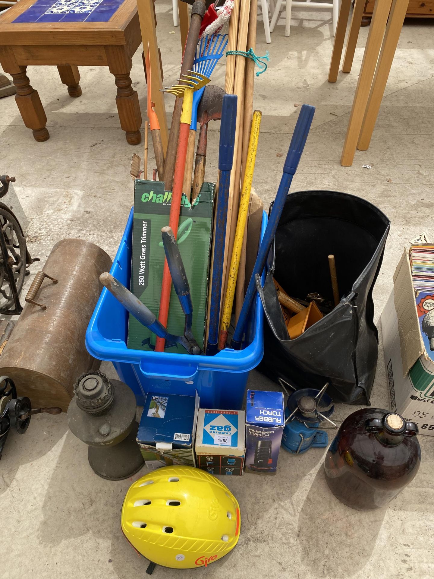 AN ASSORTMENT OF ITEMS TO INCLUDE AN OIL LAMP, CAMPING ITEMS AND GARDEN TOOLS ETC
