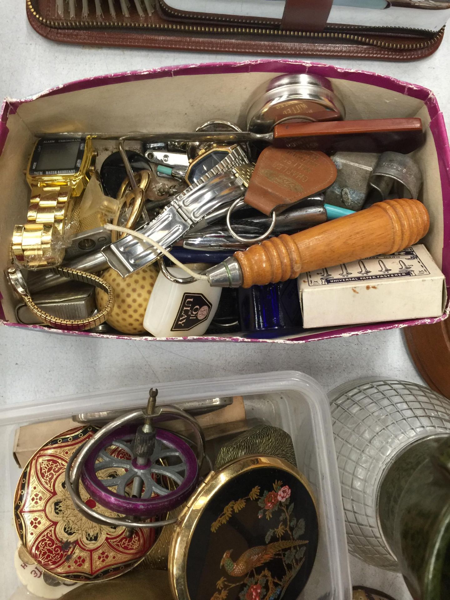 A QUANTITY OF VINTAGE COLLECTABLE ITEMS TO INCLUDE WATCHES, COMPACTS, PENS, LIGHTERS, BOTTLE - Bild 4 aus 4