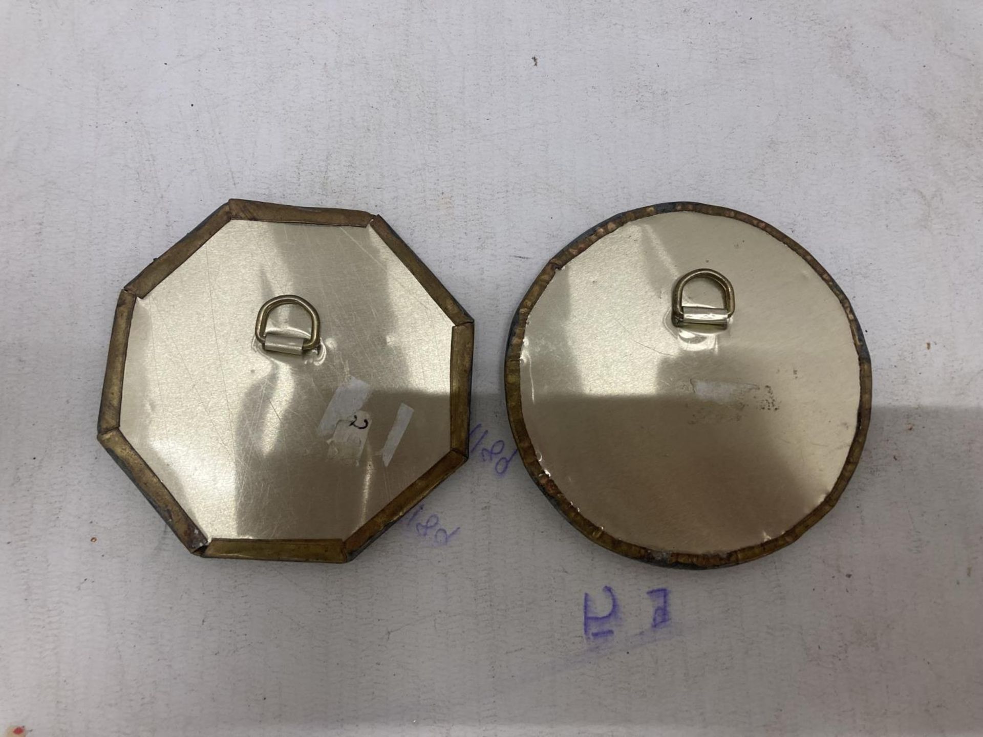 TWO SMALL BRASS AND COPPER MIRRORS DIAMETER 8.5CM - Image 3 of 3