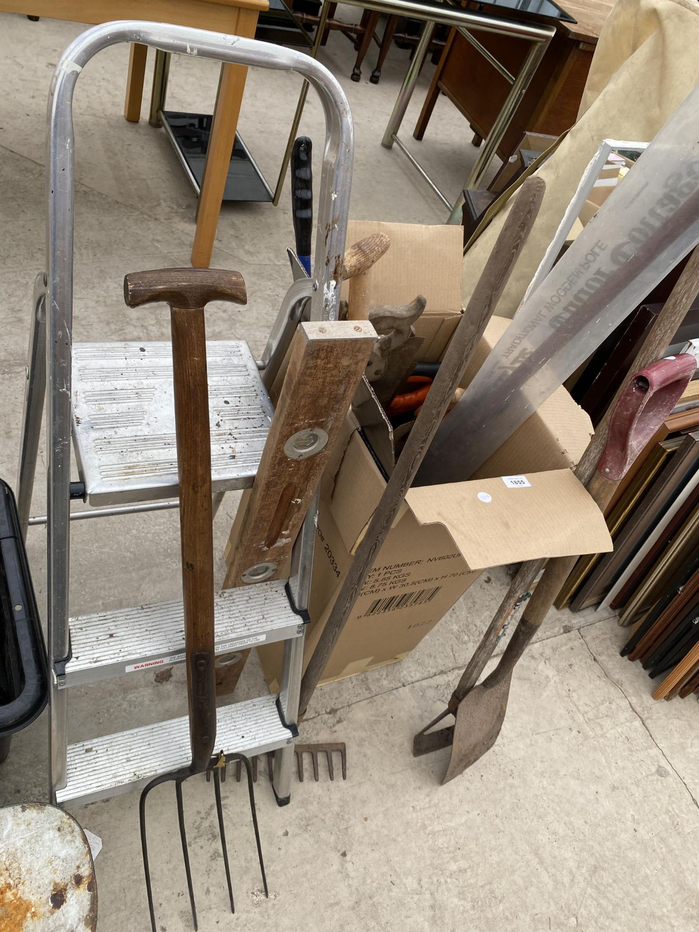 AN ASSORTMENT OF TOOLS TO INCLUDE A SMALL STEP LADDER, FORKS AND RAKES ETC - Image 3 of 3